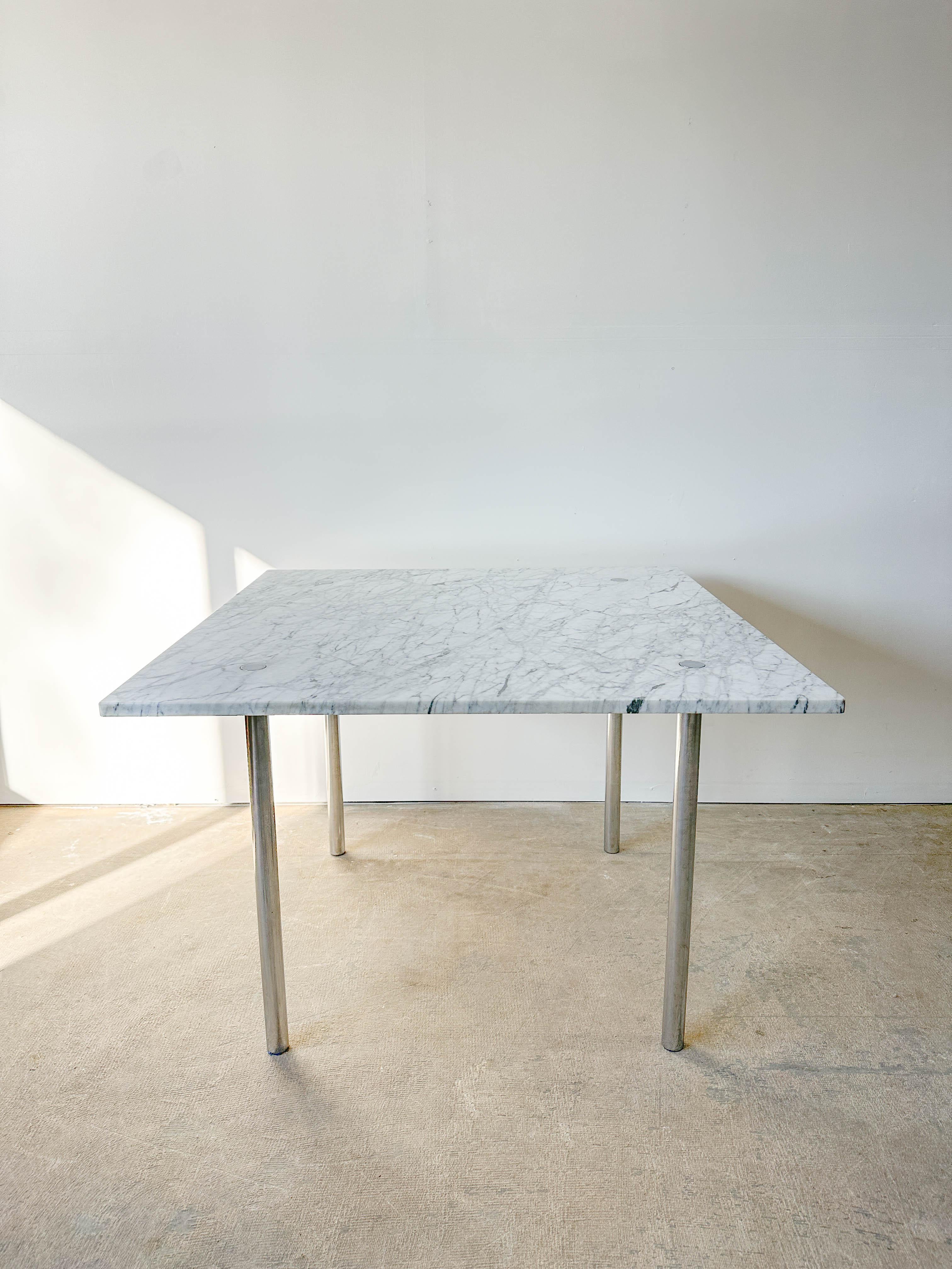 Mesa de comedor clásica de mármol de Carara con patas de acero inoxidable macizo diseñada por William Katavolos, Ross Littell & Douglas Kelly en la década de 1950. Producido por Laverne International, es alto diseño con materiales y construcción de
