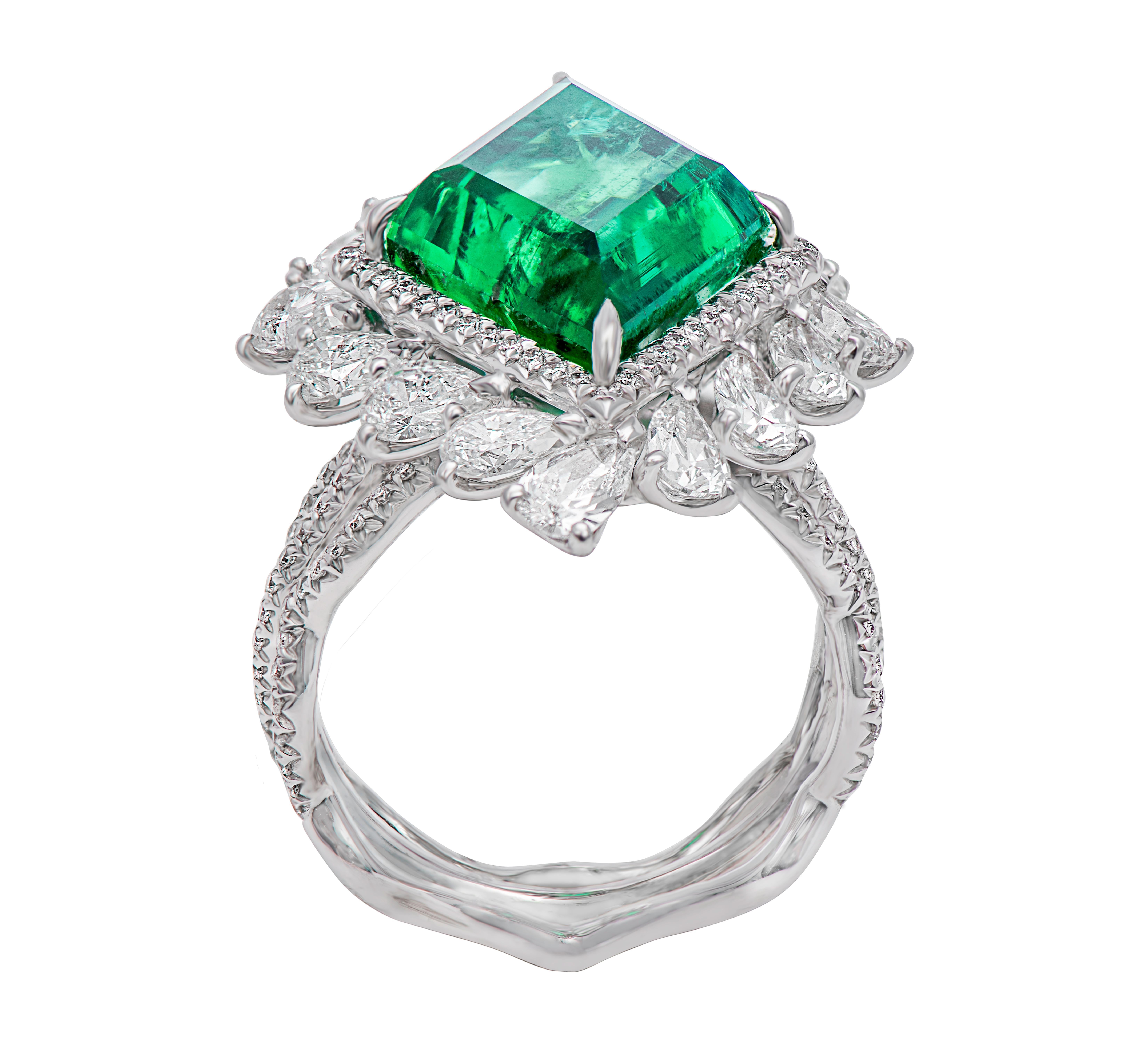 GIA Certified Emerald and Diamond Cluster Ring In New Condition For Sale In Dubai, Dubai