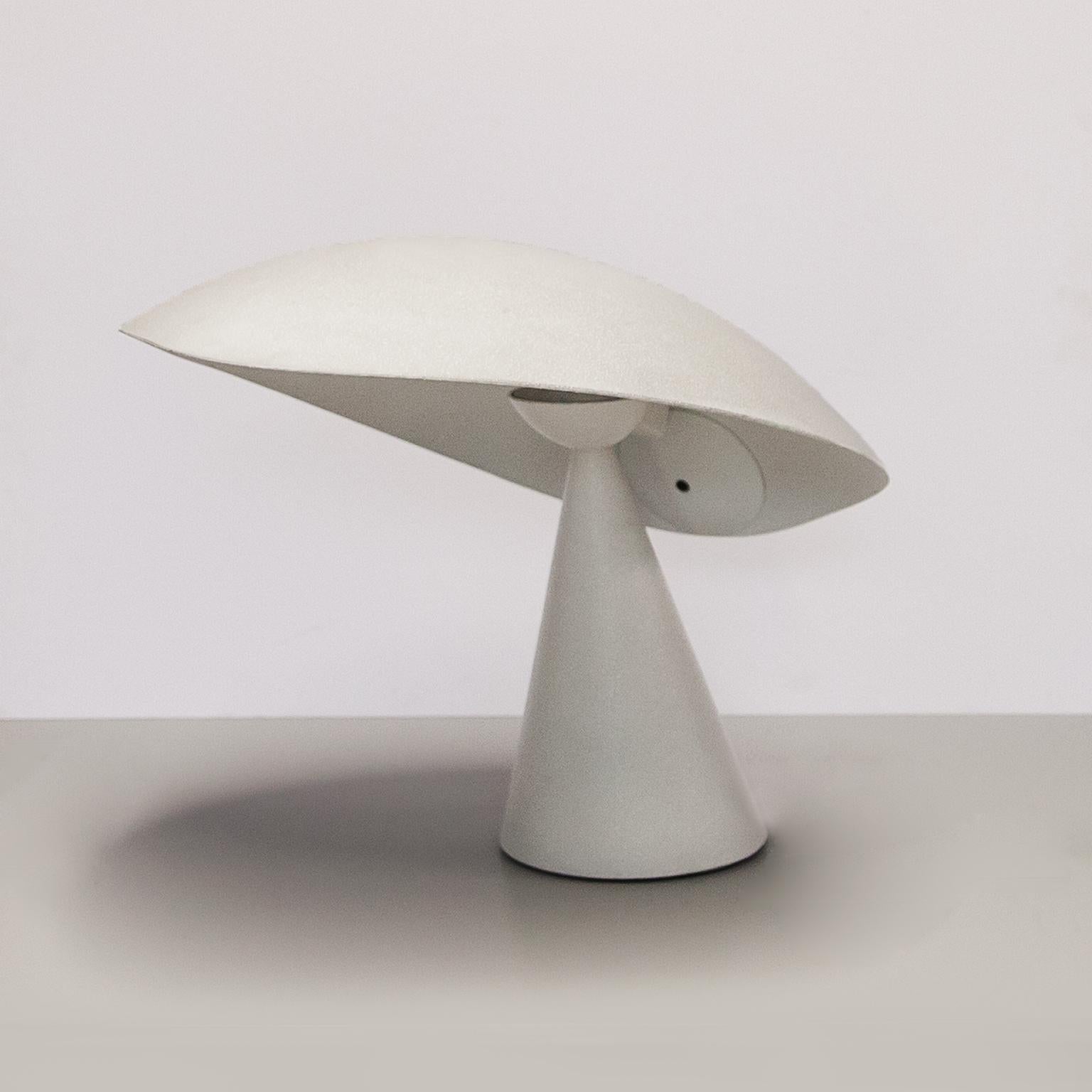 Masayuki Kurokawa designed the Lavinia table lamp with an adjustable construction in white grainy cast and enameled aluminium for Artemide, Milan, 1988. 
Good original vintage condition.

The Lavinia table lamp is an organic sculptural lamp that