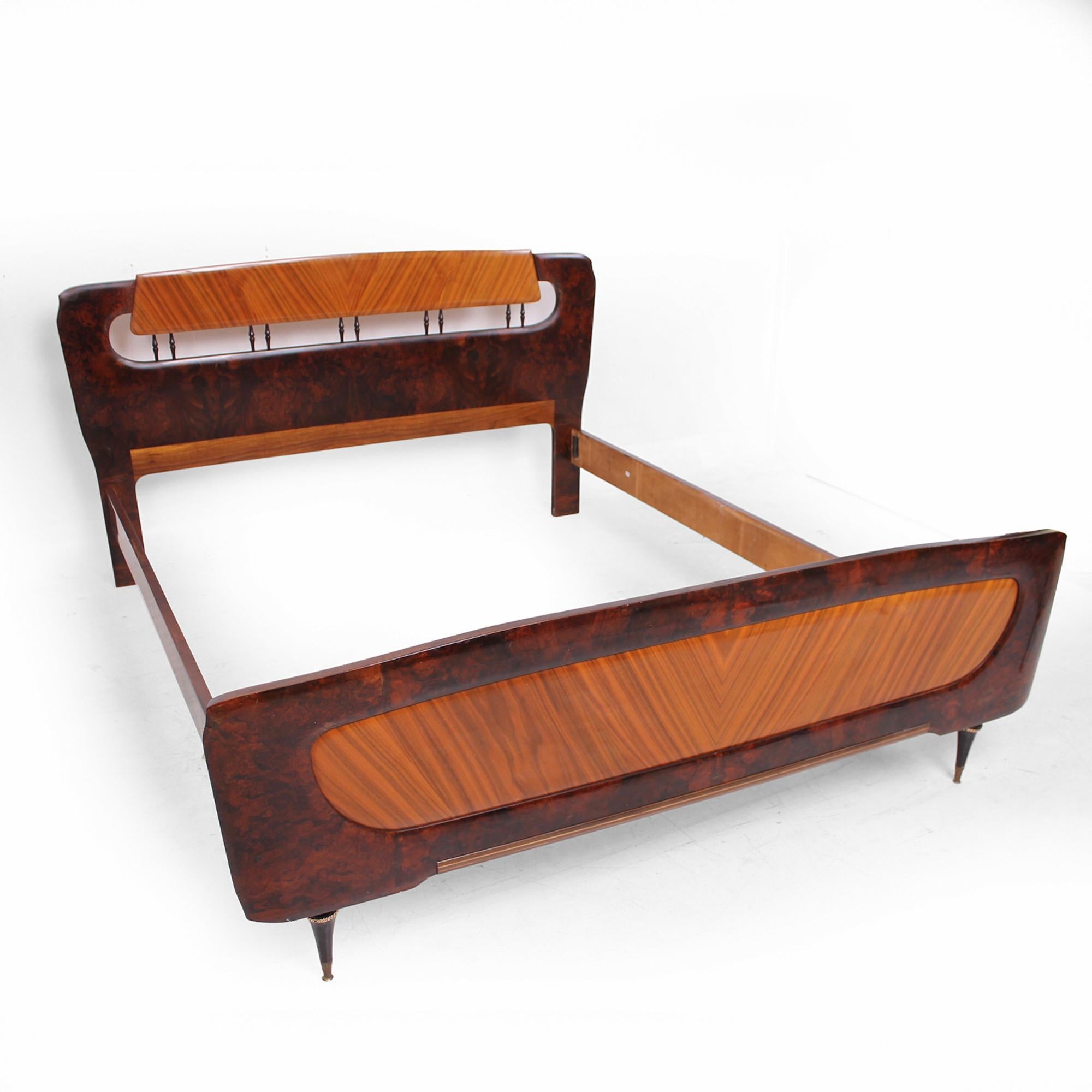 Somptueux lit italien en bois de ronce exotique par Osvaldo Borsani Milan, Italie, années 1950
Pas de cachet du fabricant ; le lit est attribué à Osvaldo Borsani. 
conçu pour Tecno.
Construction sculpturale avec une combinaison de bois exotiques.
