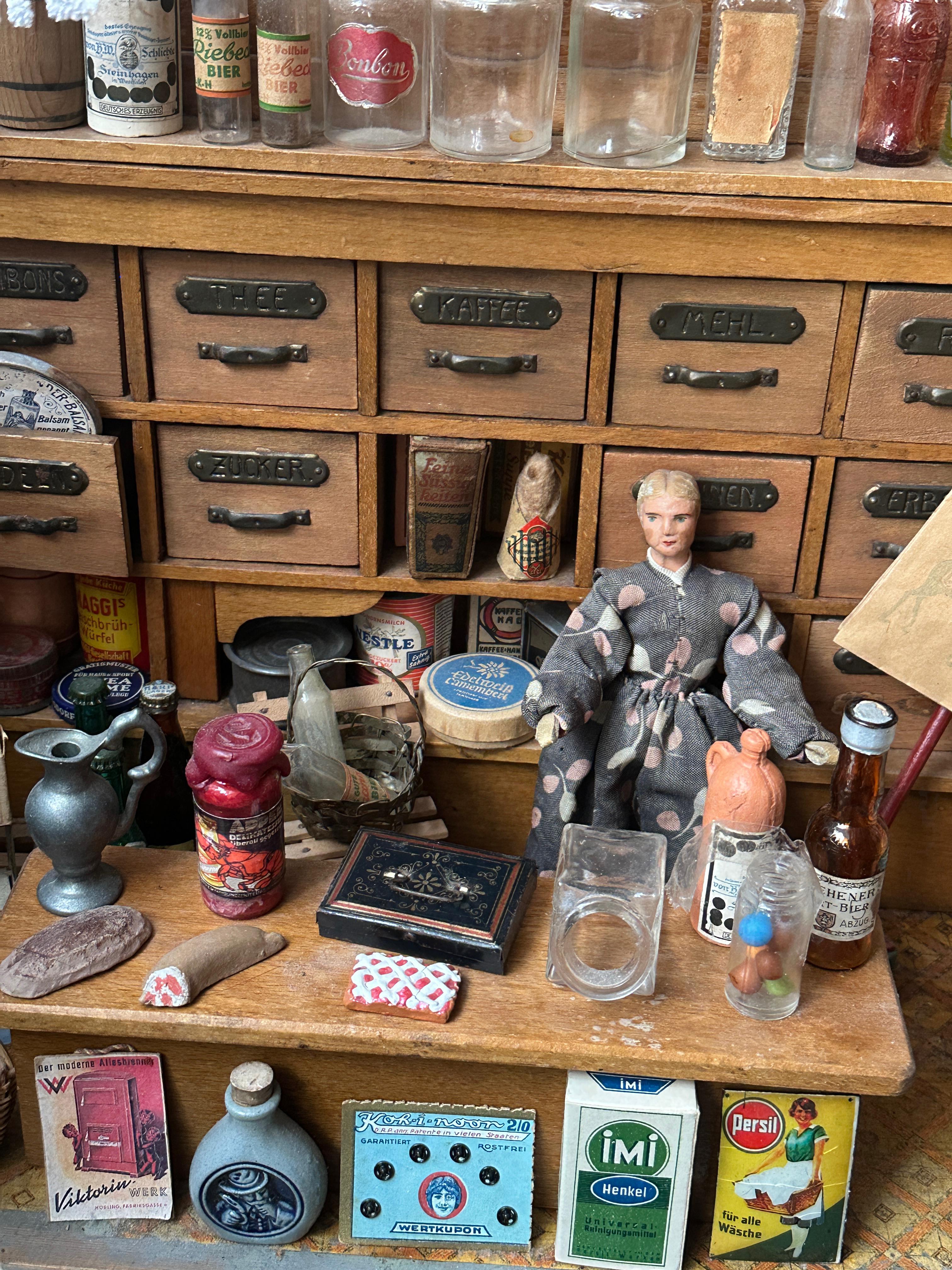 Épicerie allemande en bois somptueusement remplie Maison de poupée jouet 1900s en vente 2