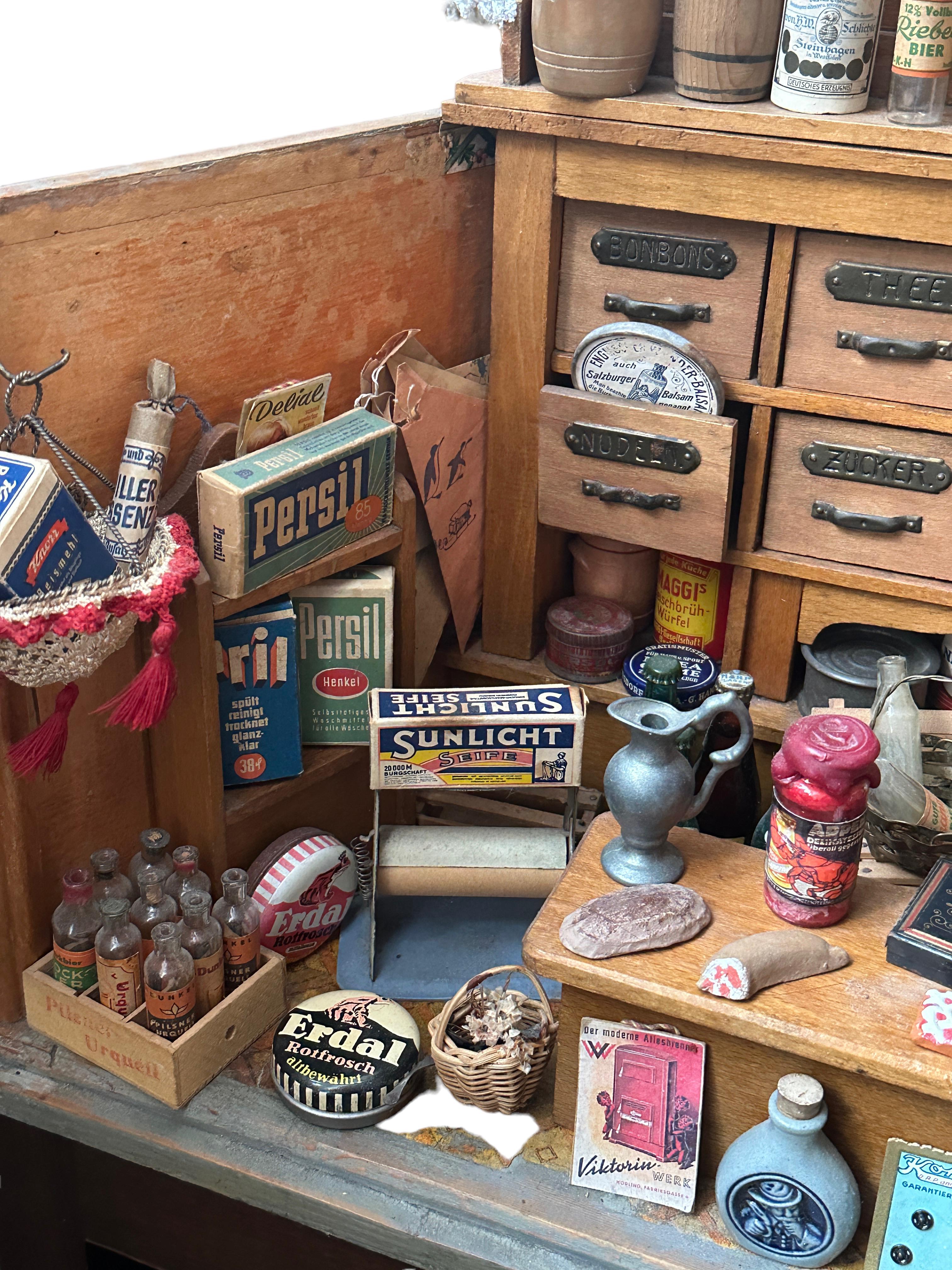Lavendelfarben geflochtenes deutsches Holz Grocery Dollhouse Store Toy 1900er Jahre im Angebot 4