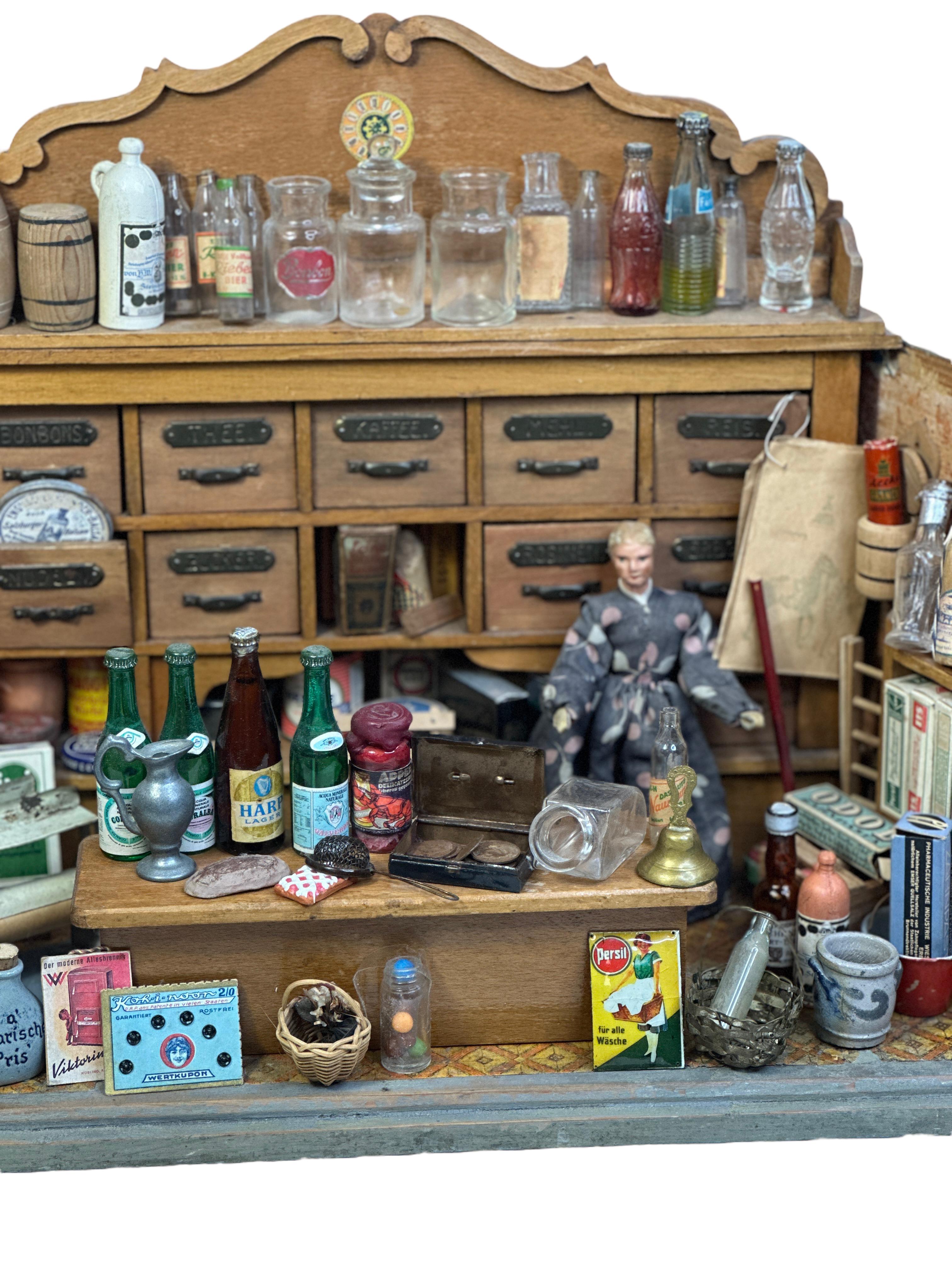 Épicerie allemande en bois somptueusement remplie Maison de poupée jouet 1900s en vente 6