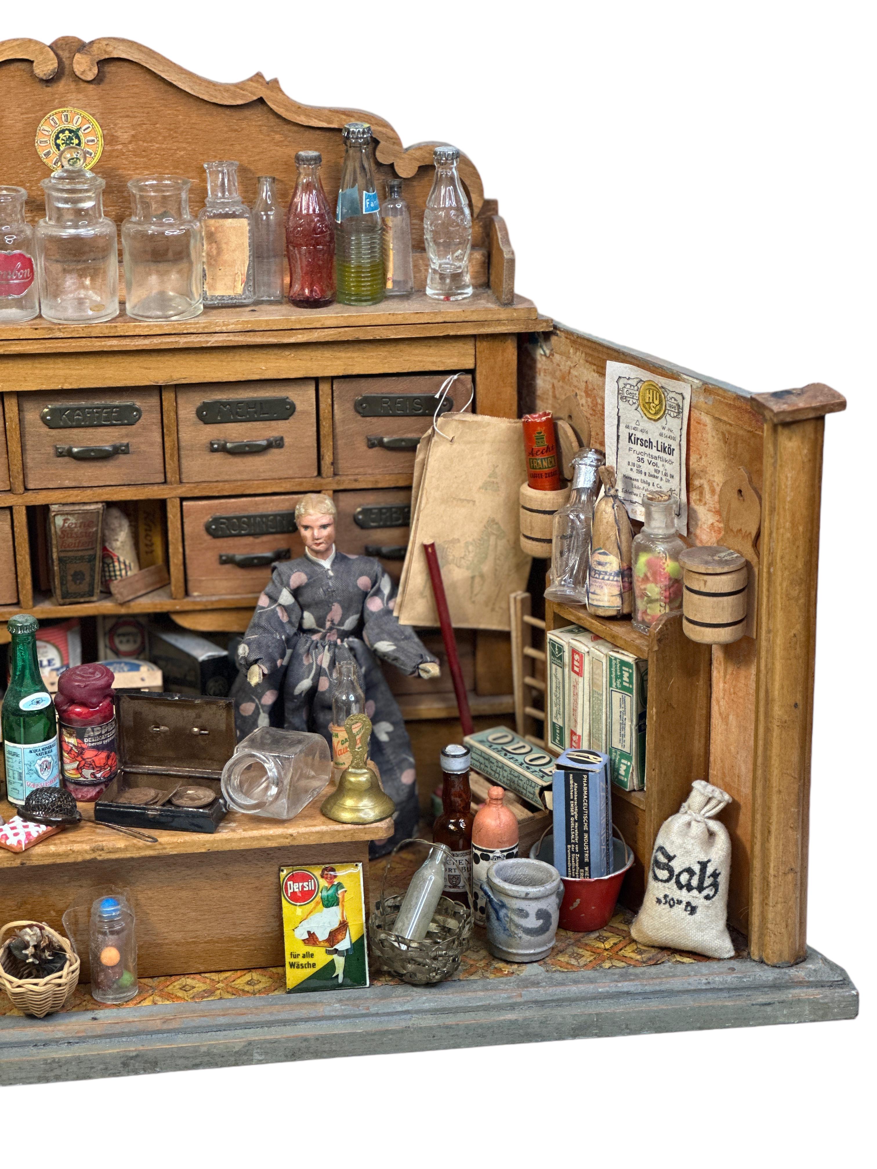 Épicerie allemande en bois somptueusement remplie Maison de poupée jouet 1900s en vente 8