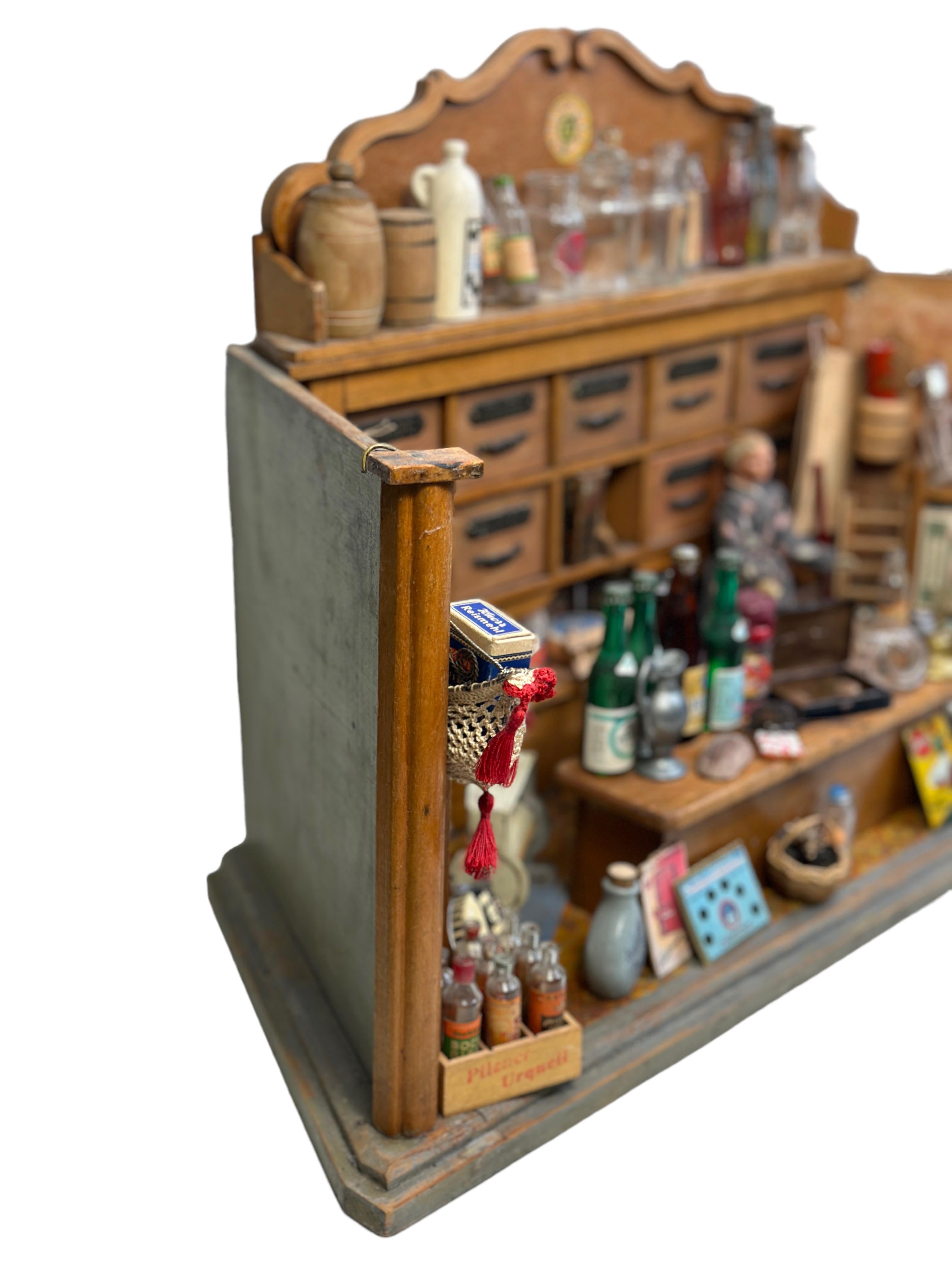 Épicerie allemande en bois somptueusement remplie Maison de poupée jouet 1900s en vente 9