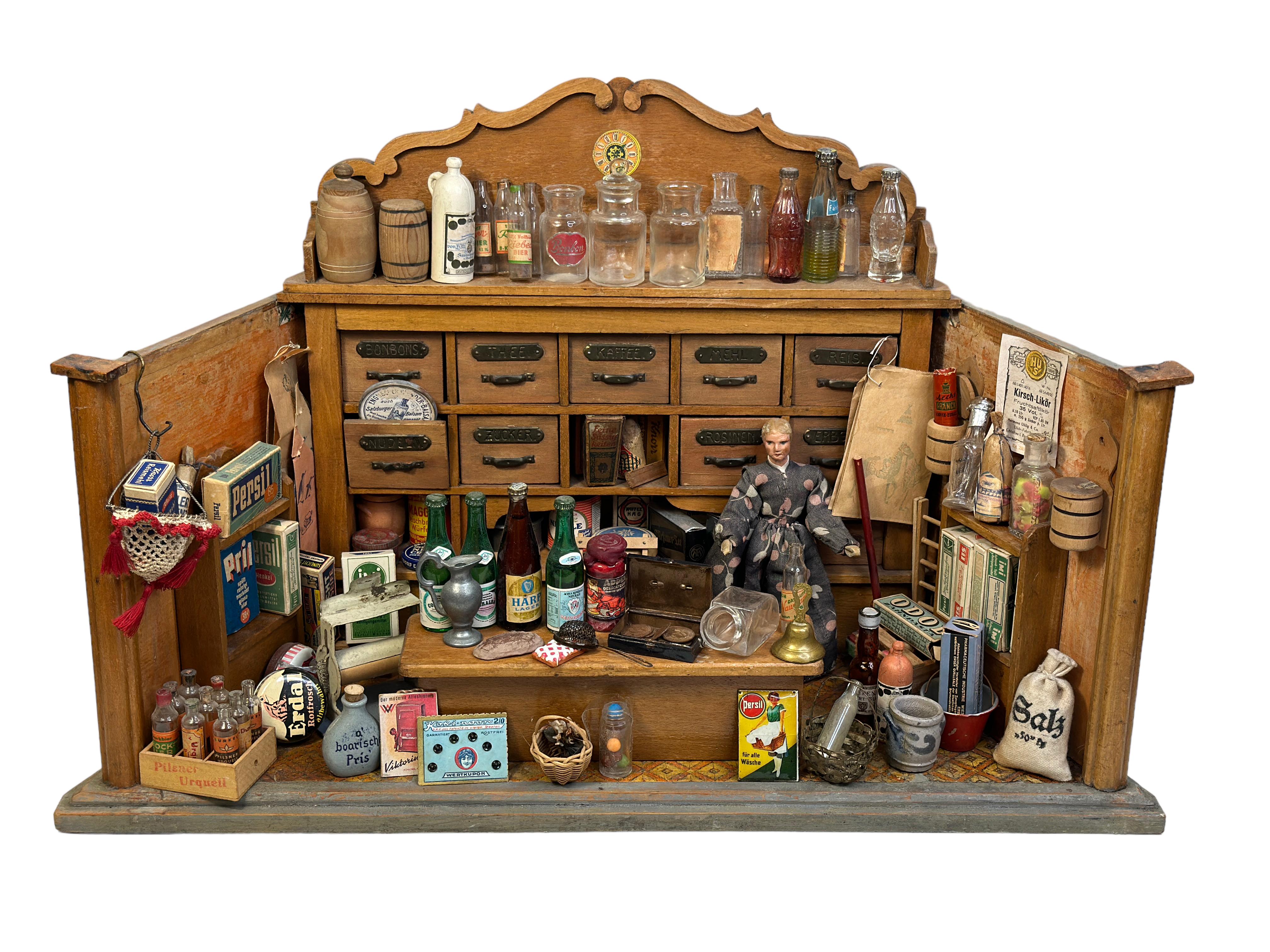 Artisanat Épicerie allemande en bois somptueusement remplie Maison de poupée jouet 1900s en vente