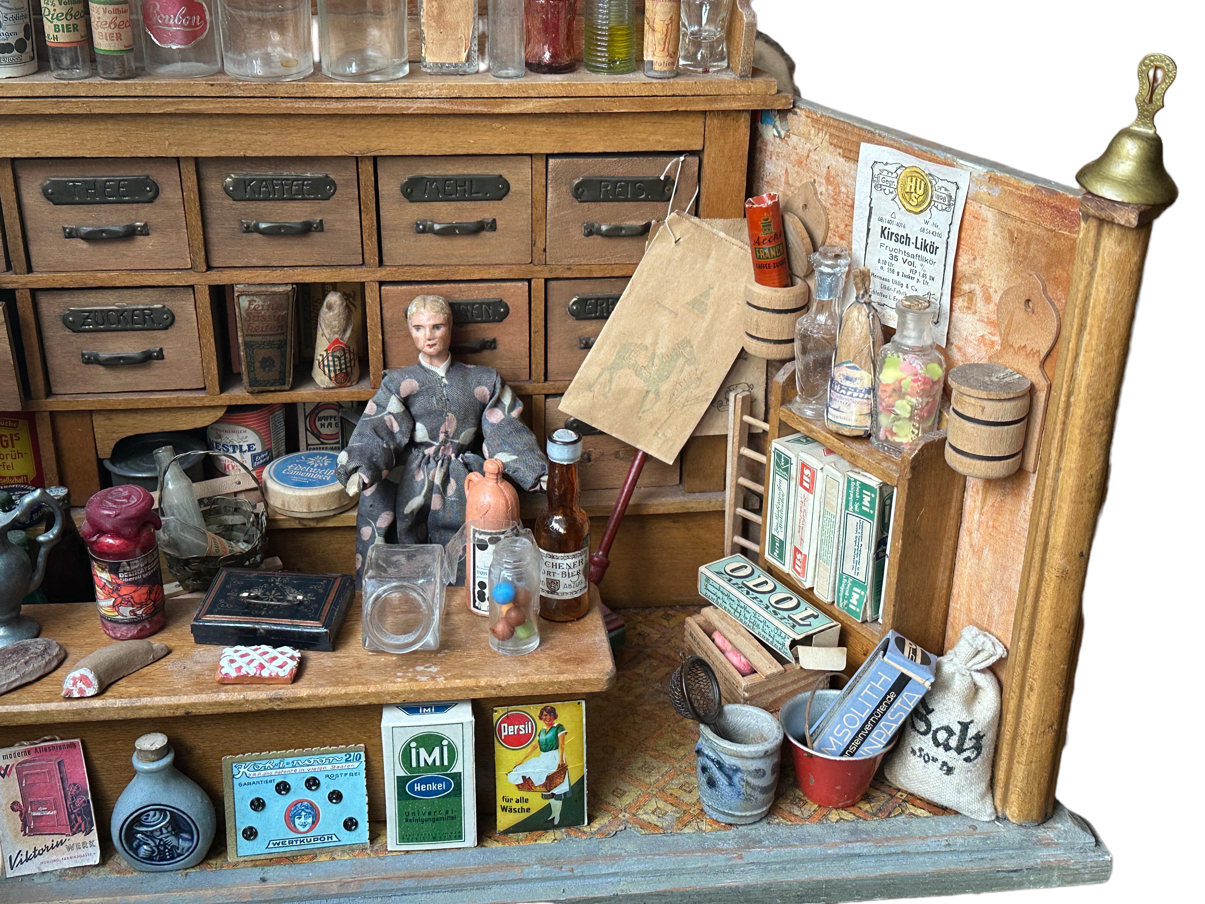 Fait main Épicerie allemande en bois somptueusement remplie Maison de poupée jouet 1900s en vente