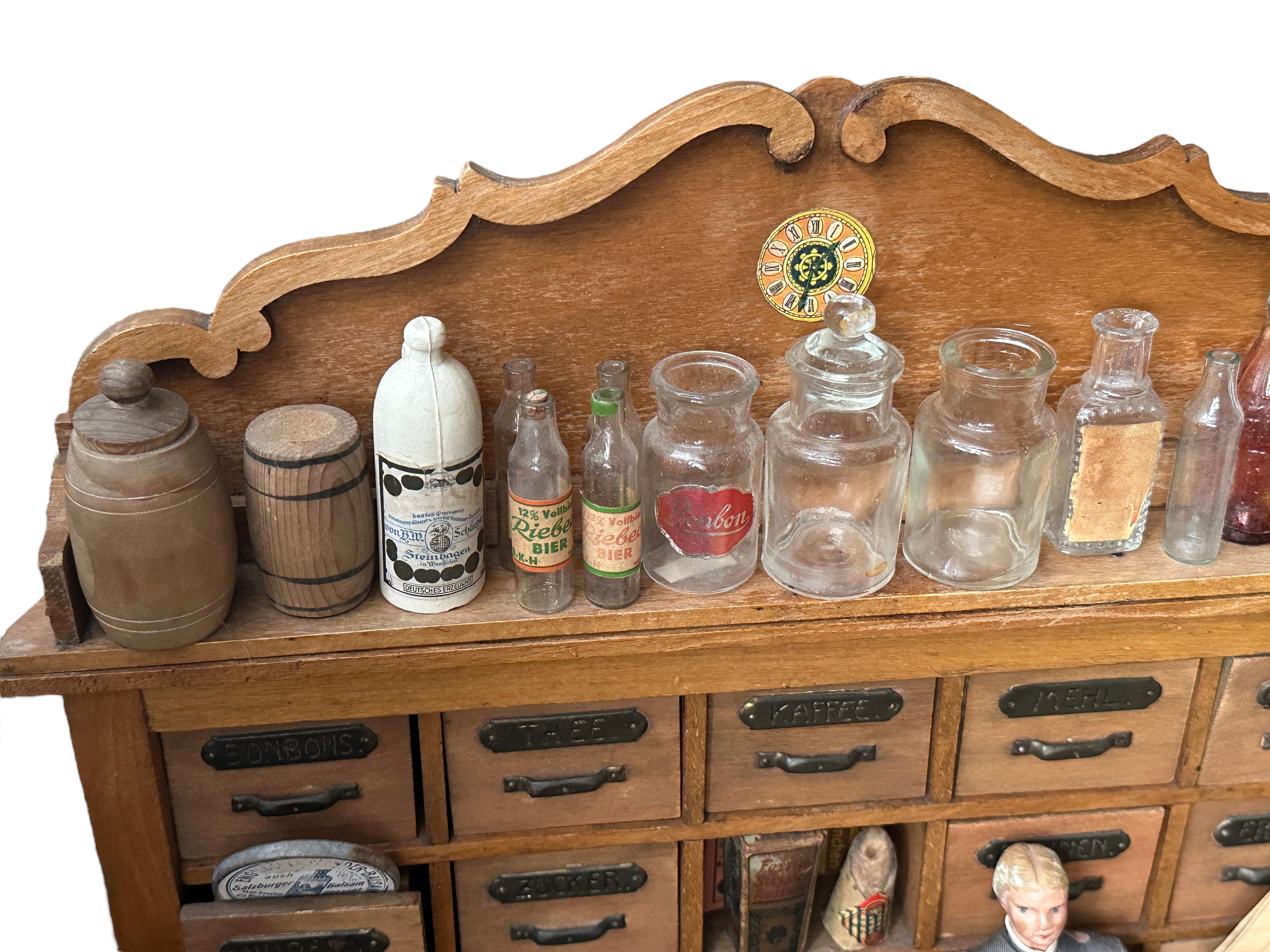 Lavendelfarben geflochtenes deutsches Holz Grocery Dollhouse Store Toy 1900er Jahre im Zustand „Gut“ im Angebot in Nuernberg, DE
