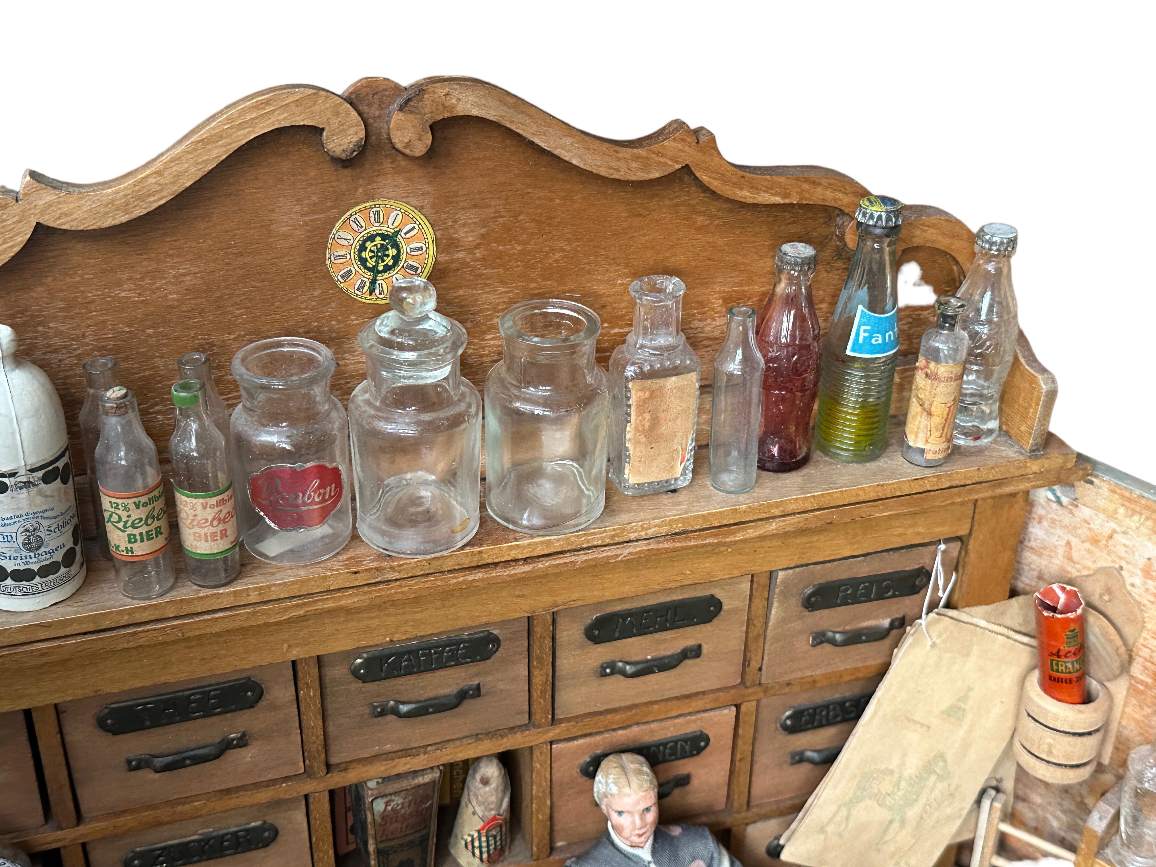 Début du 20ème siècle Épicerie allemande en bois somptueusement remplie Maison de poupée jouet 1900s en vente