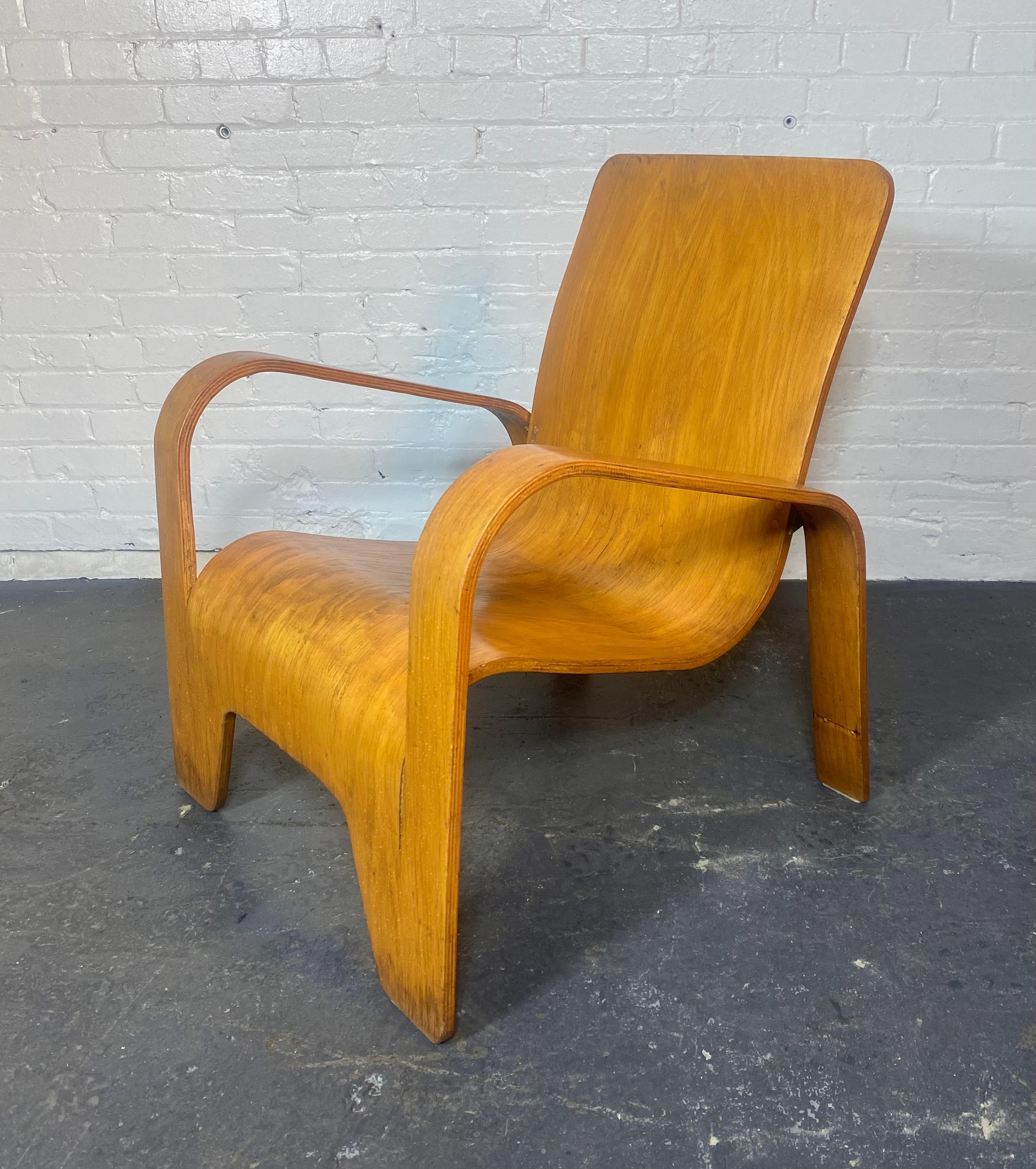 Seltener LaWo1 Lounge Chair aus Holz von Han Pieck für Lawo Ommen, Niederlande. Dieser seltene niederländisch-moderne Stuhl ist brillant gestaltet und aus mehreren Schichten Birkensperrholz gefertigt. Die Hinterbeine sind mit Messingklammern an der