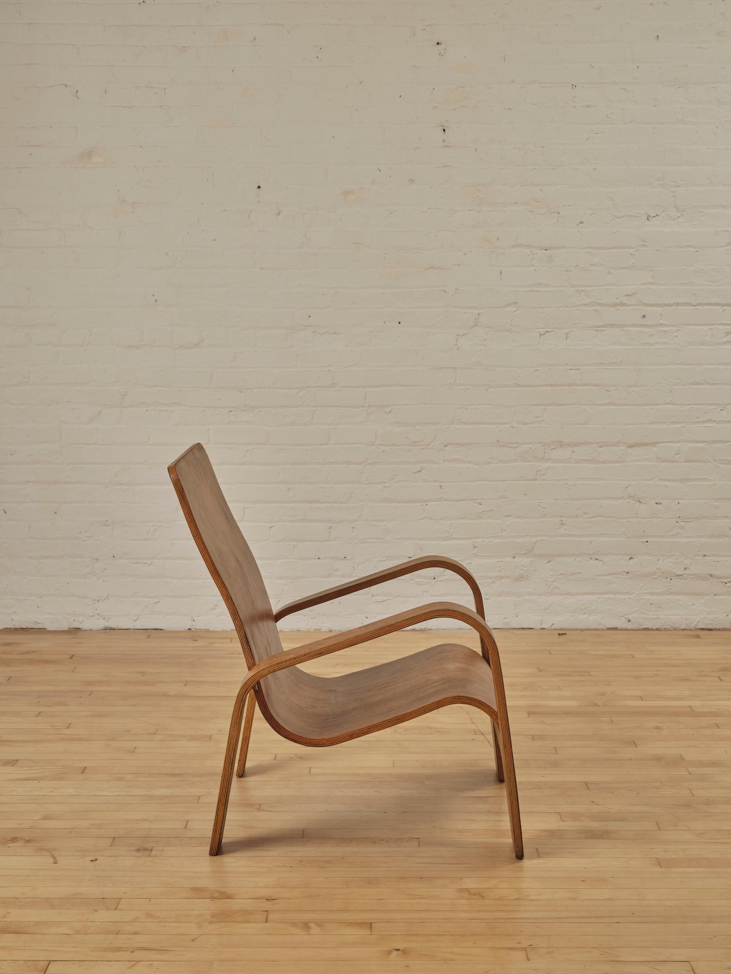 LaWo1 Lounge Chair aus Holz von Han Pieck für Lawo Ommen, Niederlande. Dieser seltene niederländisch-moderne Stuhl ist brillant gestaltet und aus mehreren Schichten Birkensperrholz gefertigt. Die Hinterbeine sind mit Messingwinkeln an der