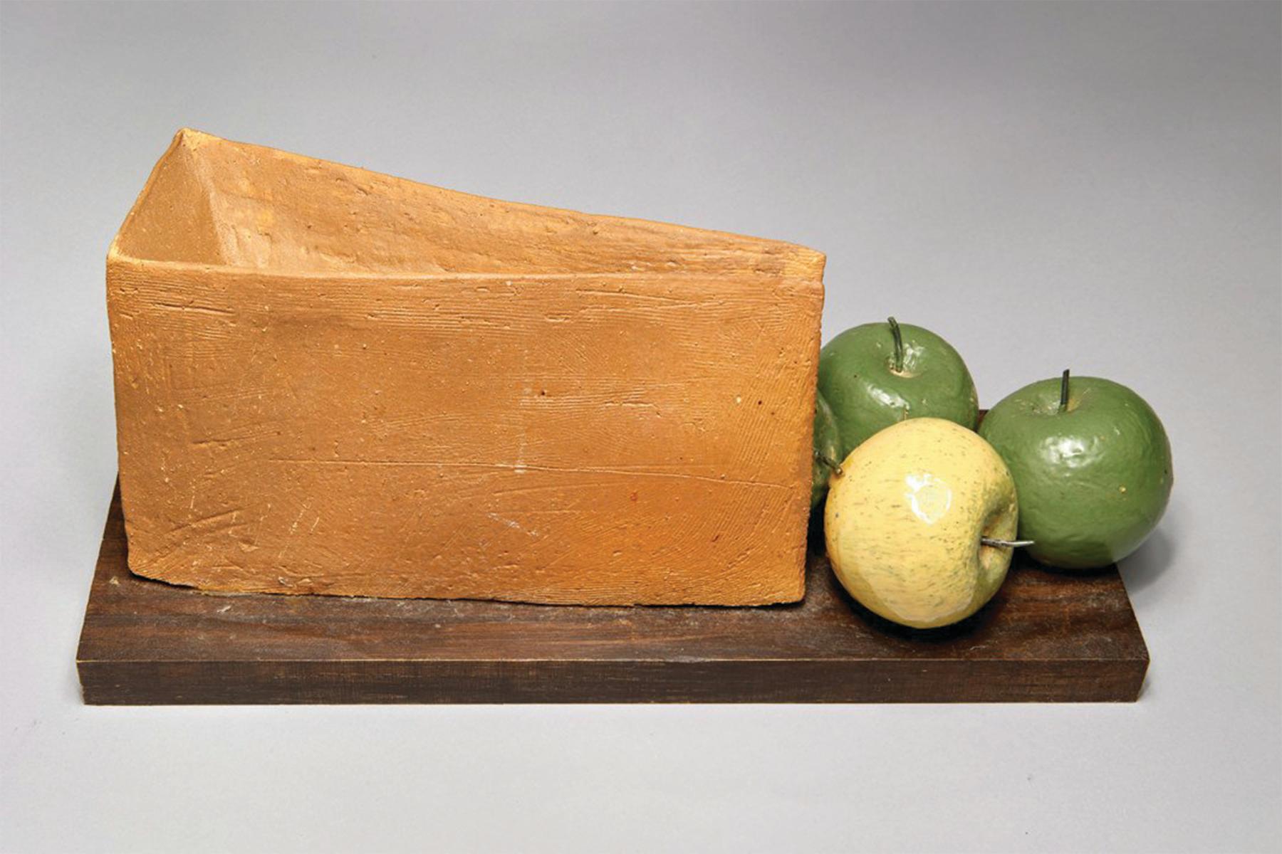 Bolsa de manzanas, escultura de bodegón de cerámica de mediados de siglo, Escuela de Cleveland - Figurative Sculpture Beige de Lawrence Blazey