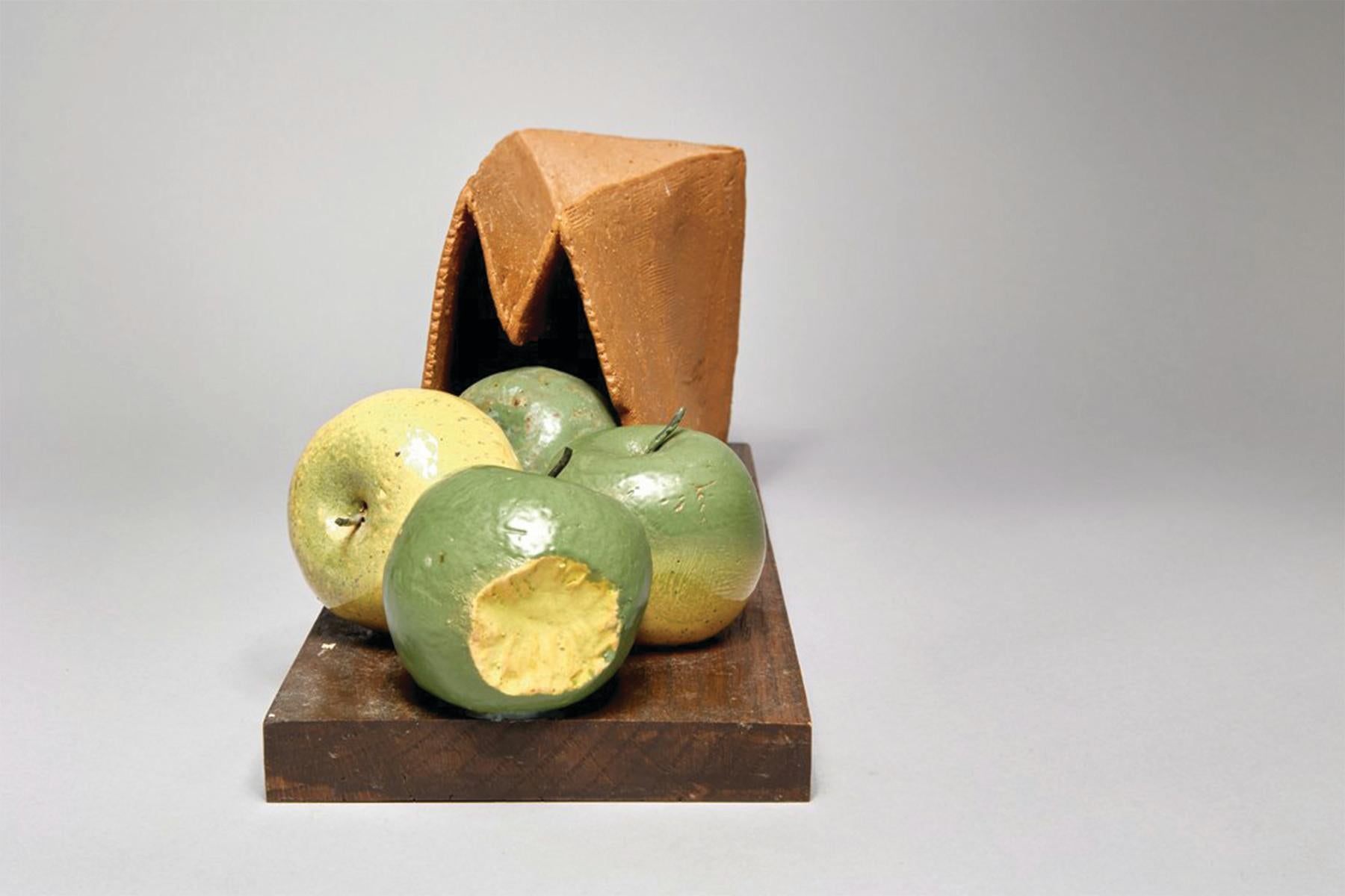 Lawrence Blazey (estadounidense, 1902-1999)
Bolsa de manzanas, c. 1950
Cerámica
6 x 14 x 5,5 pulgadas, incluida la base

Licenciado por la Escuela de Arte de Cleveland en 1924, Lawrence Blazey se mantuvo como artista publicitario, ingeniero de