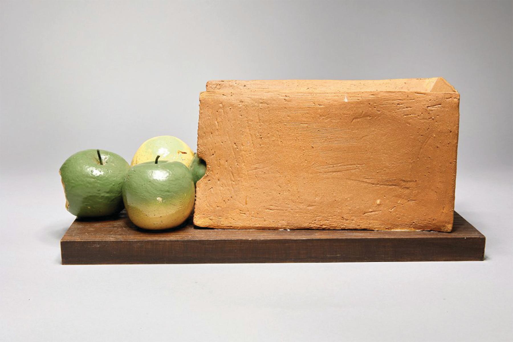 Figurative Sculpture de Lawrence Blazey - Bolsa de manzanas, escultura de bodegón de cerámica de mediados de siglo, Escuela de Cleveland