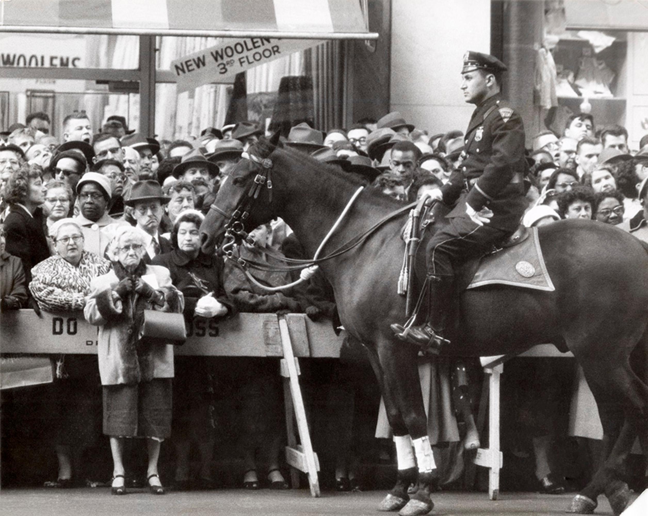 Gelatine-Silberdruck

Eine ältere Dame steht vor der Absperrung auf der Straße und wartet auf den Besuch von Königin Elizabeth II. in New York City im Oktober 1957.

Verfügbare Größen:
12" x 16" Auflage von 25
16" x 20" Auflage von 25
20" x 24"