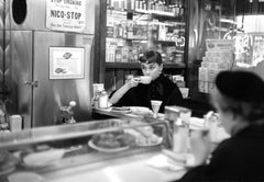 Lawrence Fried – Audrey Hepburn bei einem Automaten, Fotografie 1951, gedruckt nach