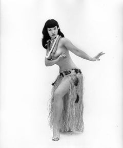 Lawrence Fried – Bettie Page Hula-Tänzerin, Fotografie 1965, gedruckt nach