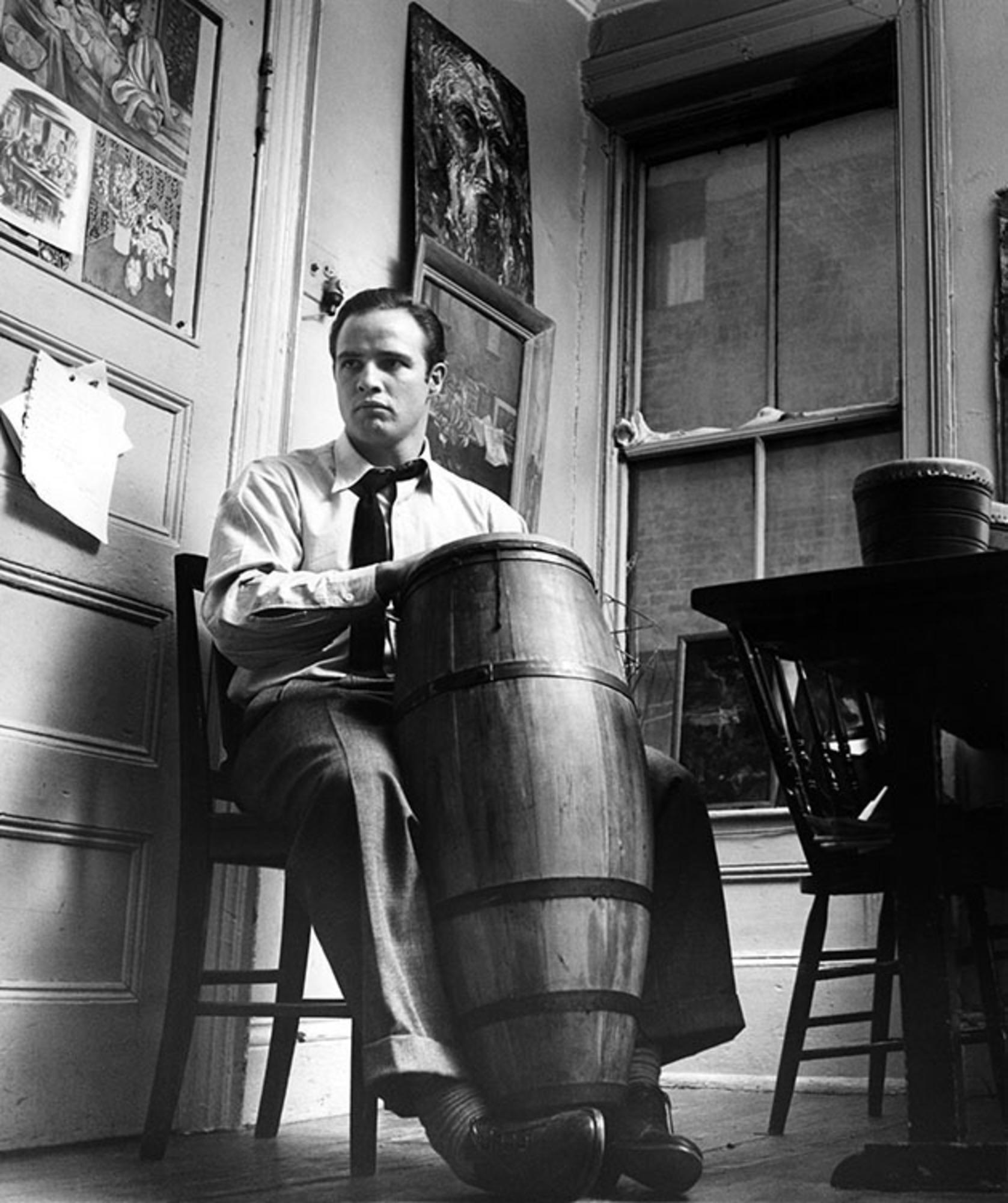 Lawrence Fried – Marlon Brando Posing, Fotografie 1953, Nachdruck