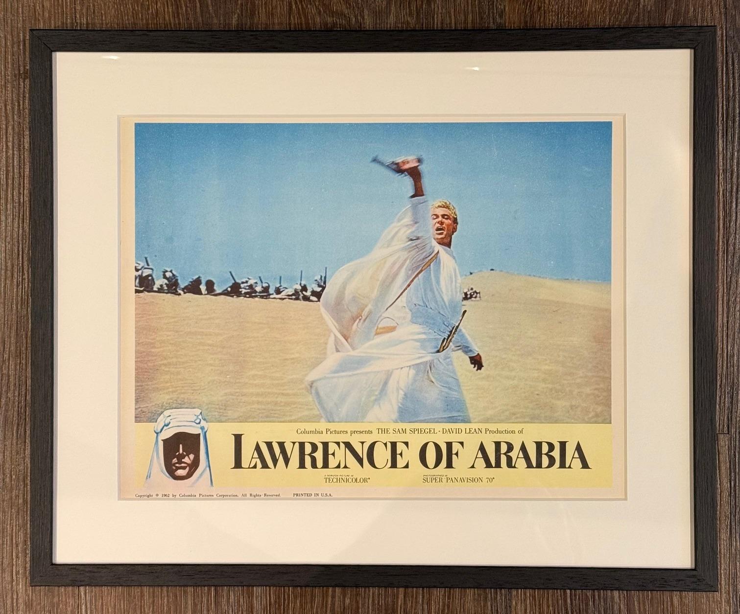 Lawrence of Arabia (1962) 
Original US-Lobbykarte
11 x 14 Zoll, 16 x 19 Zoll gerahmt

David Lean-Klassiker von 1962, Peter O'Toole führt Truppen in die Schlacht! Lawrence war ein äußerst komplexer Mann, der als Held, Scharlatan oder Sadist
