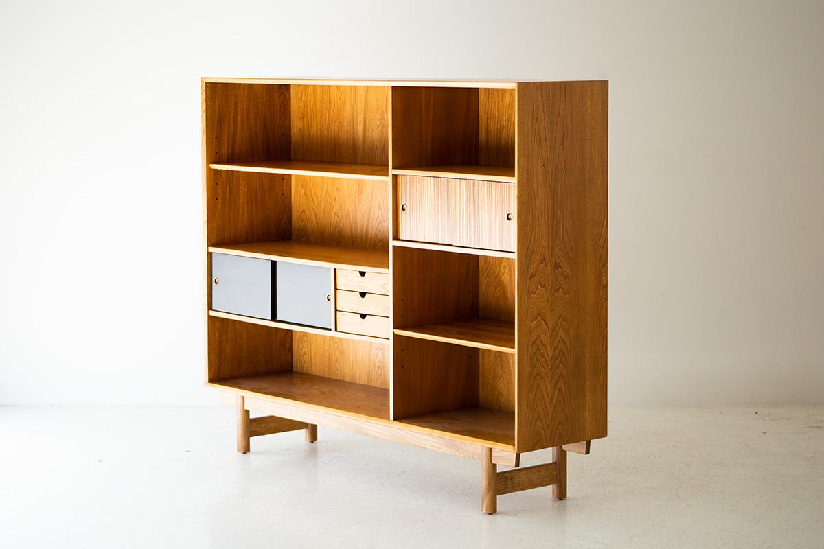 Designer: Lawrence Peabody.

Manufacturer: Richardson Brothers.
Period/Model: Mid-Century Modern.
Specs: Elm

Condition:

This Lawrence Peabody bookcase or cabinet for Richardson Nemschoff is in excellent restored condition. This is a hard