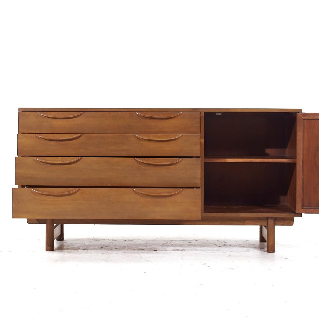 Lawrence Peabody per Nemschoff Credenza e conigliera in legno di noce e canne in vendita 3