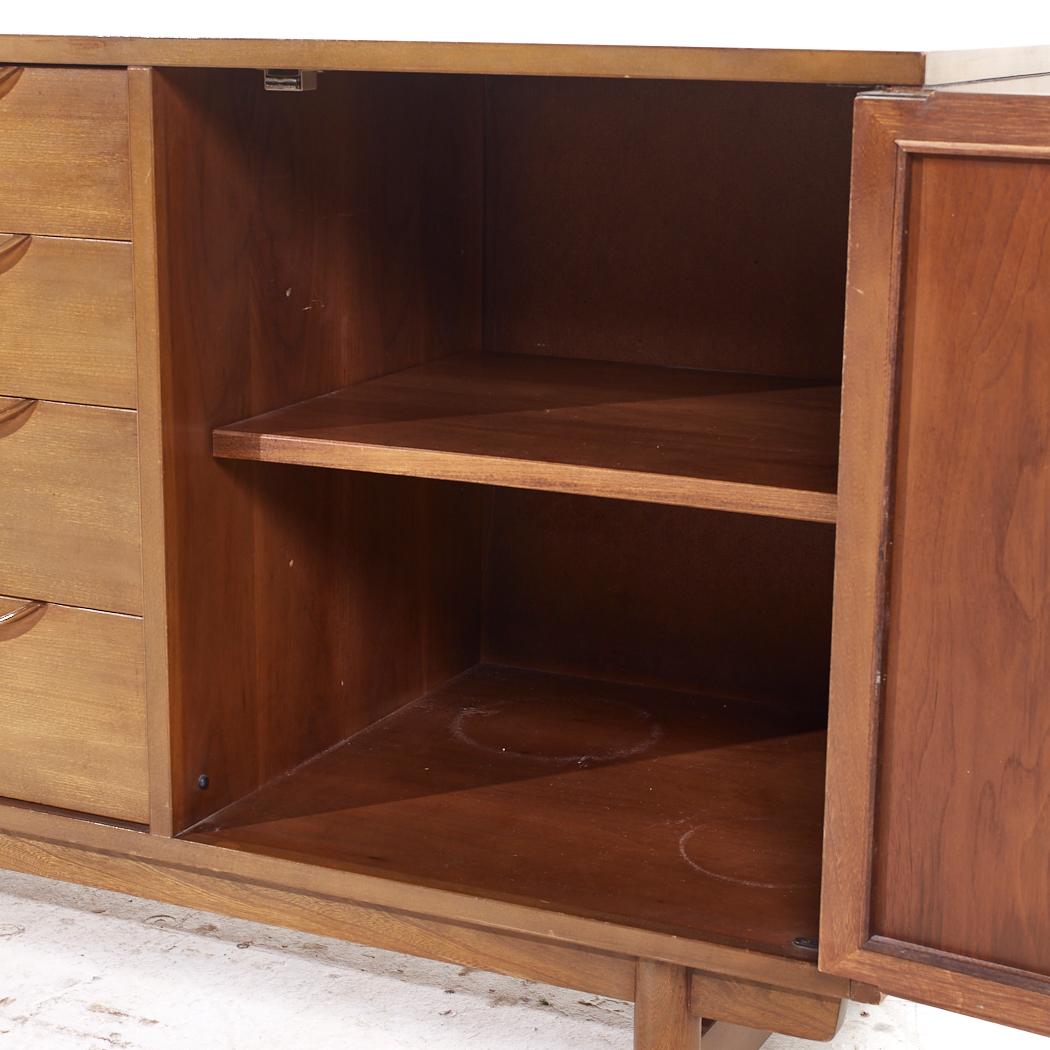 Lawrence Peabody per Nemschoff Credenza e conigliera in legno di noce e canne in vendita 4