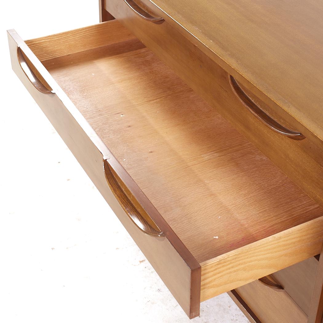Lawrence Peabody per Nemschoff Credenza e conigliera in legno di noce e canne in vendita 5