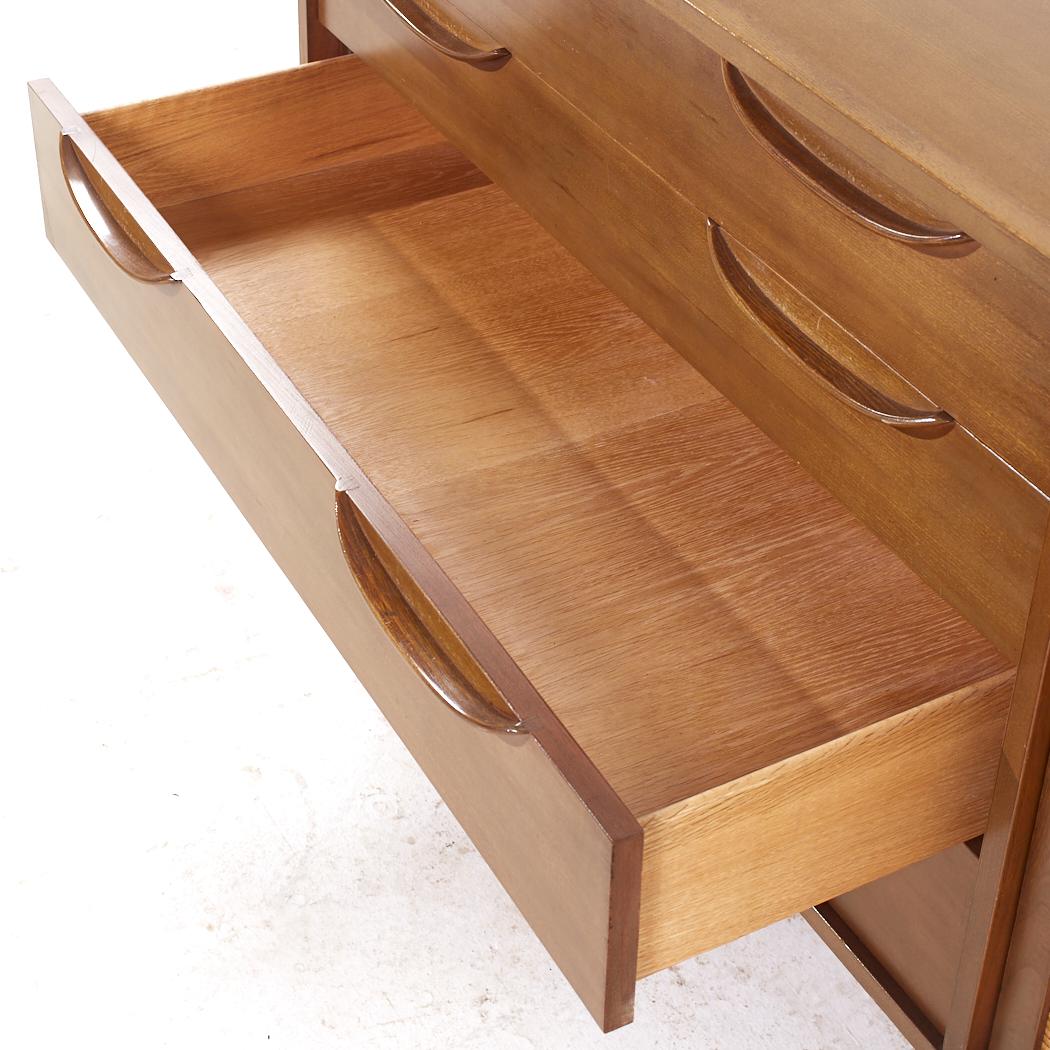 Lawrence Peabody per Nemschoff Credenza e conigliera in legno di noce e canne in vendita 6