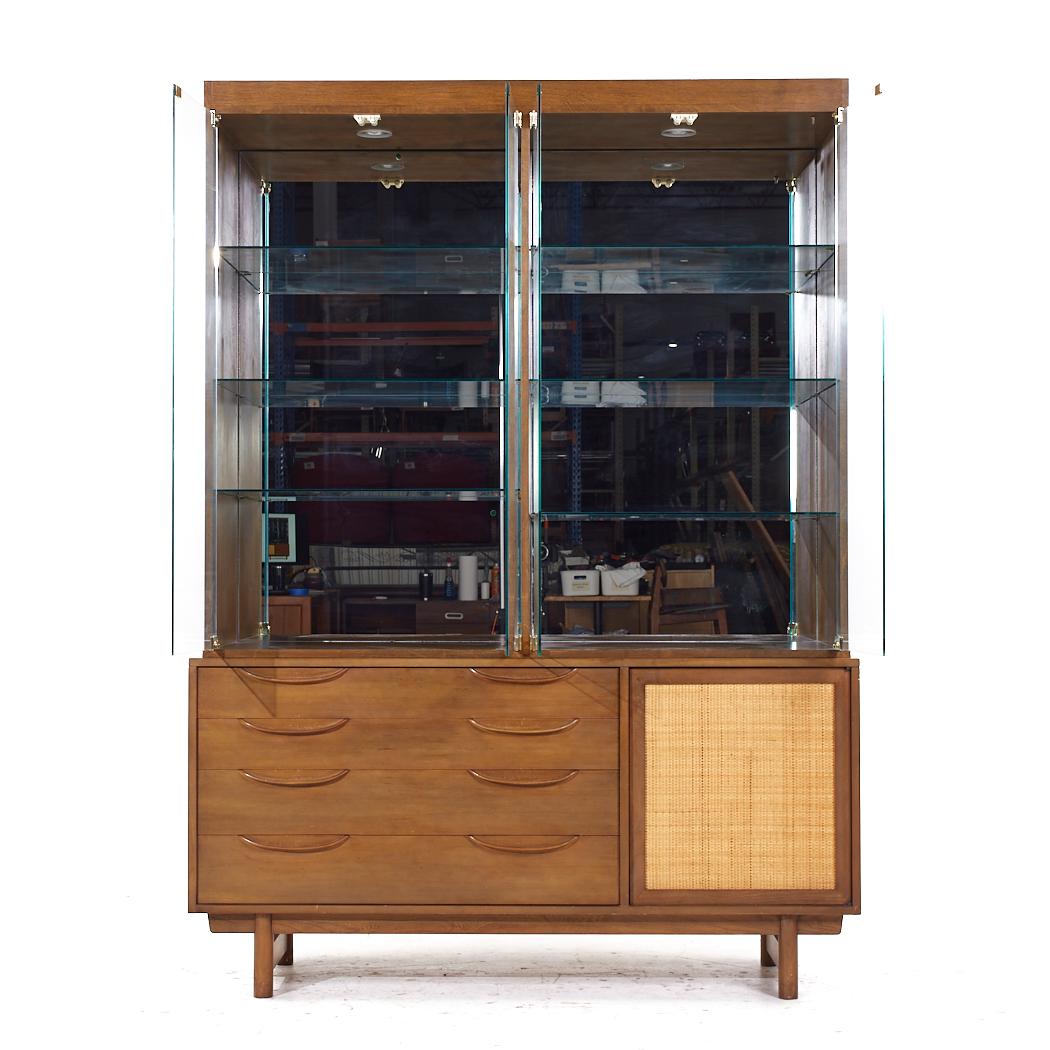 Lawrence Peabody per Nemschoff Credenza e conigliera in legno di noce e canne

La credenza misura: 59 larghezza x 19 profondità x 30 pollici di altezza
Il mobile misura: 57 larghezza x 18 profondità x 51 pollici di altezza
L'altezza combinata della