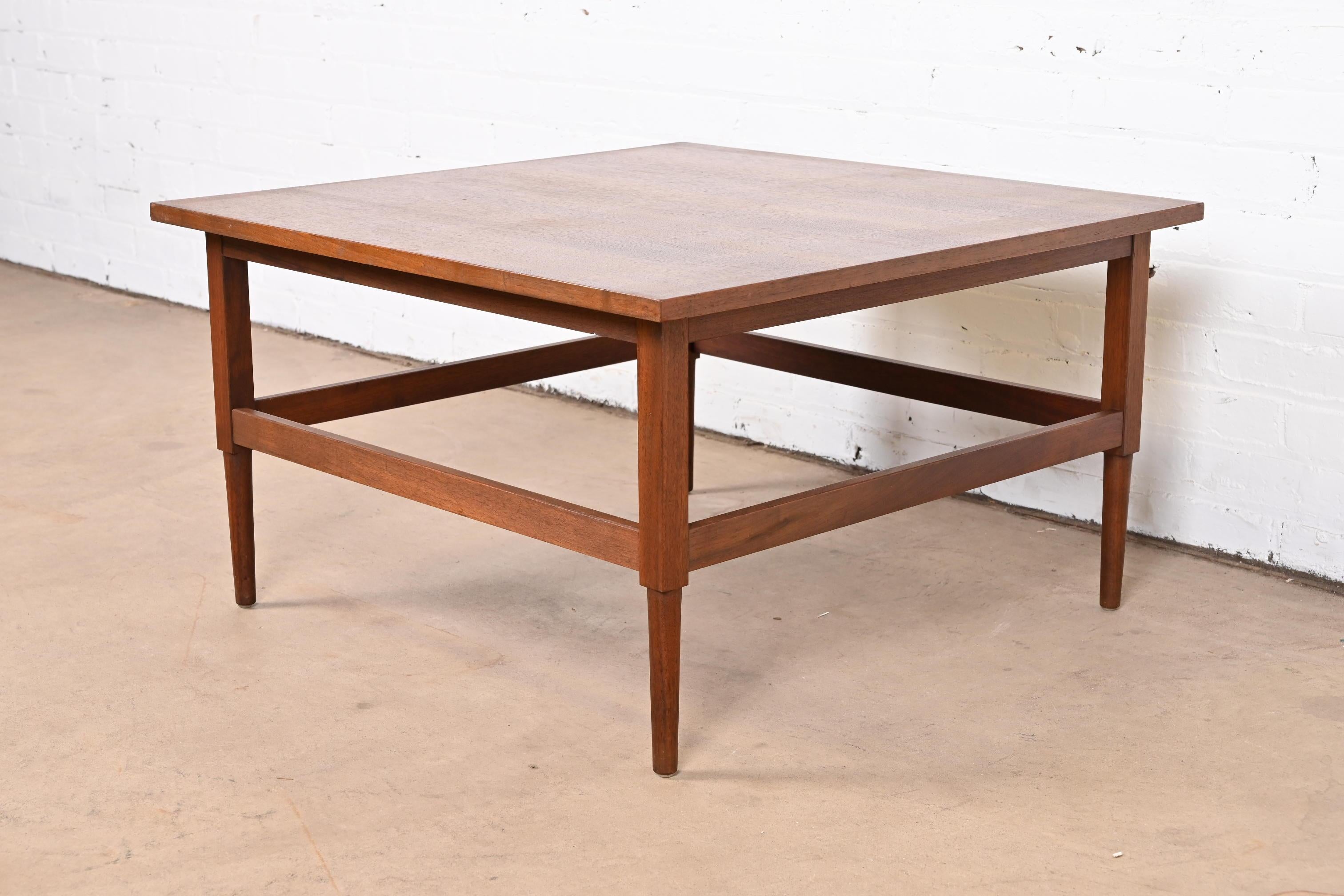 A sleek and stylish Mid-Century Modern walnut coffee or cocktail table

By Lawrence Peabody for Richardson Nemschoff

USA, 1960s

Measures: 30