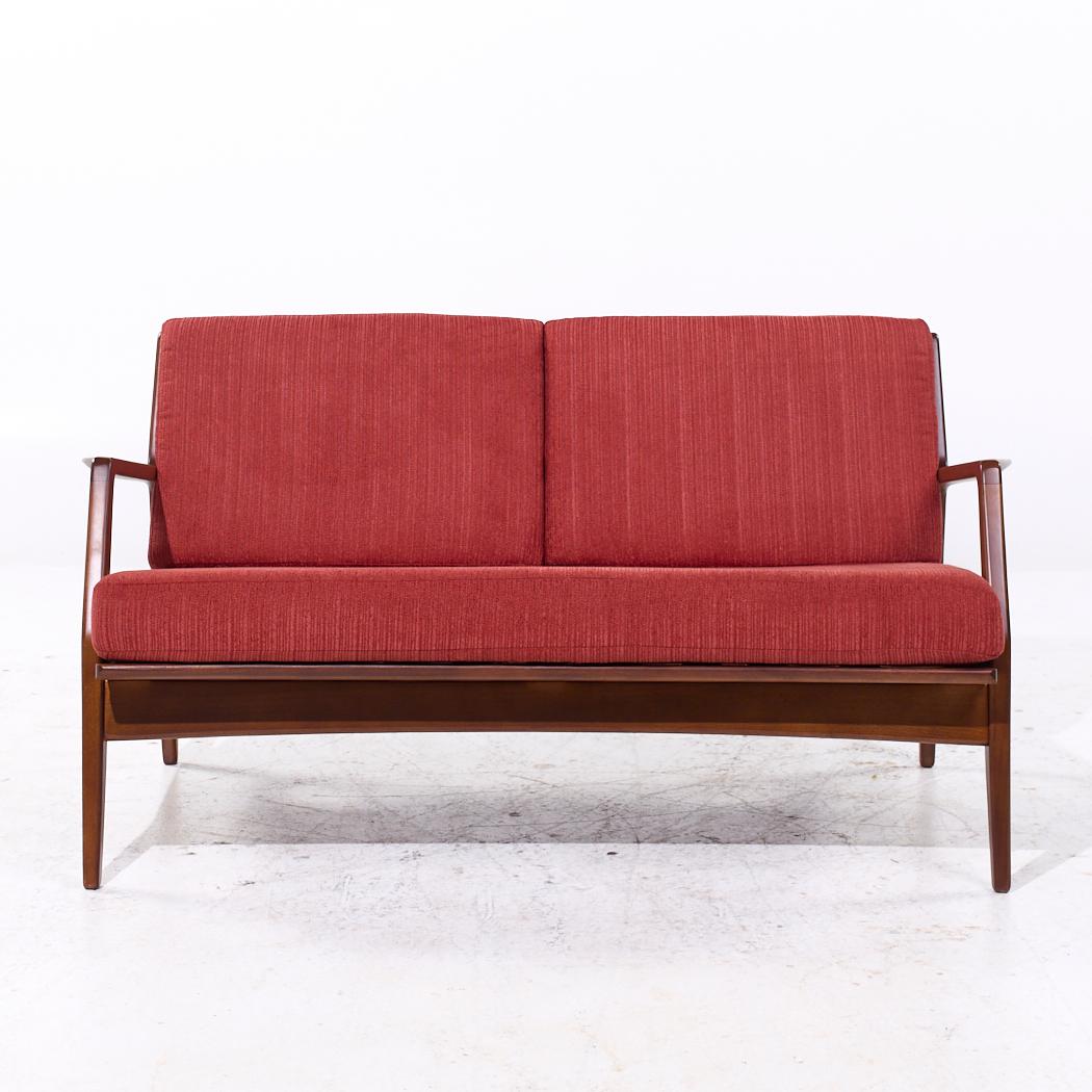 Lawrence Peabody para Selig Sofá Settee de mediados de siglo

Este sofá mide 52,5 de ancho x 32 de fondo x 27,5 pulgadas de alto, con una altura del asiento de 16,5 y una altura de los brazos de 21,5 pulgadas

Todos los muebles pueden adquirirse en