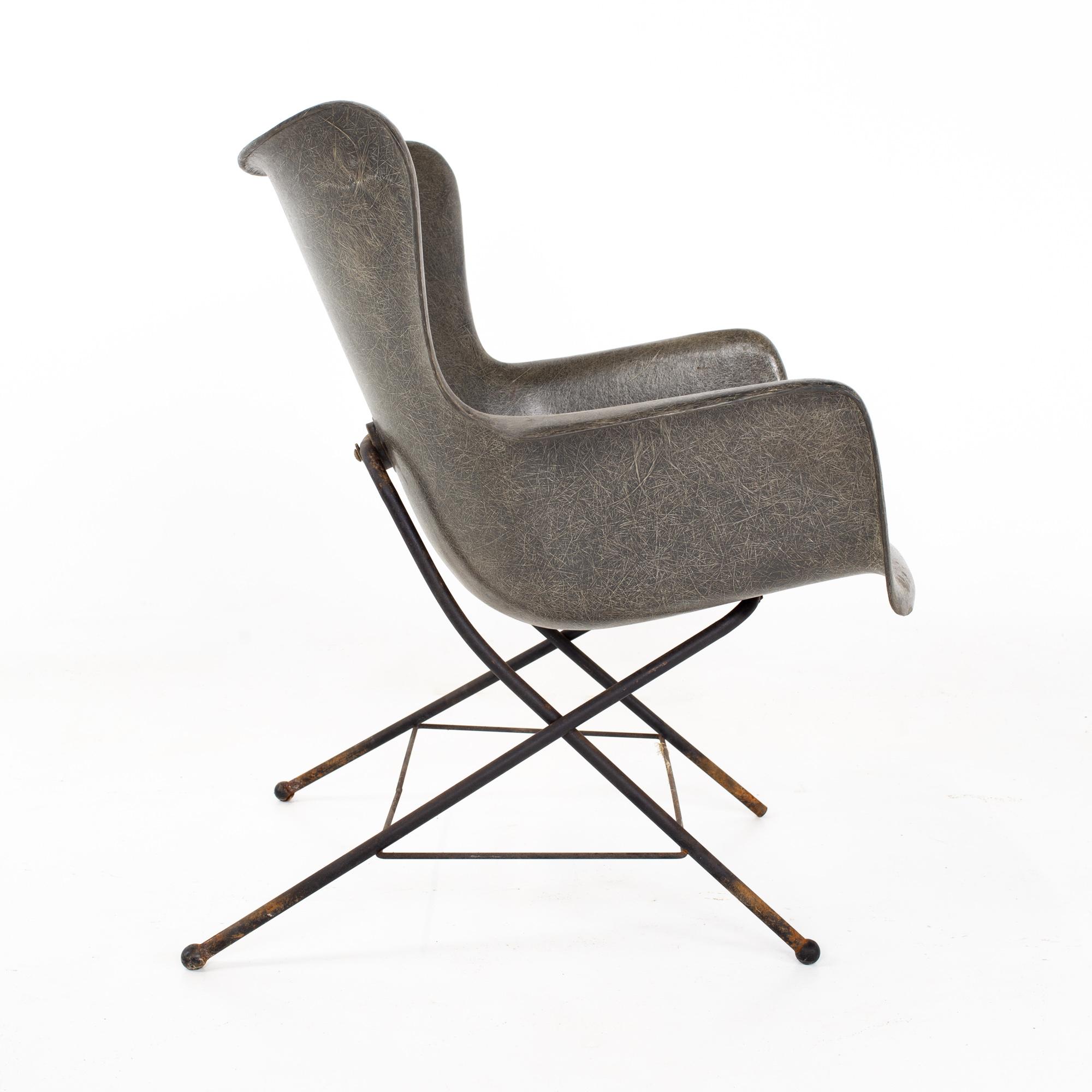 Lawrence Peabody for Selig mid century wingback fiberglass shell chair - black

Chair measures: 27.5 wide x 25 deep x 32.25 high, with a seat height of 15.5 inches

All pieces of furniture can be had in what we call restored vintage condition.