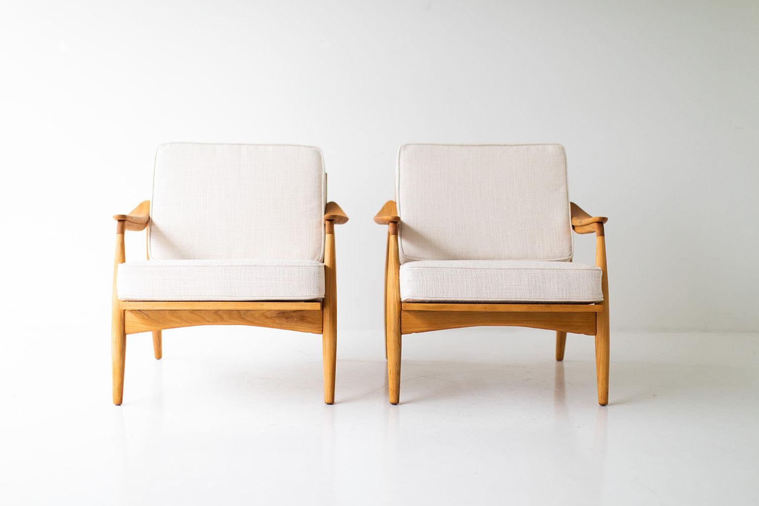 Designer: Lawrence Peabody.

Manufacturer: Nemschoff.
Period/Model: Mid-Century Modern.
Specs: Elm, Thick Weave Fabric.

Condition:

These Lawrence Peabody lounge chairs for Richardson Nemschoff are in excellent restored condition. The elm