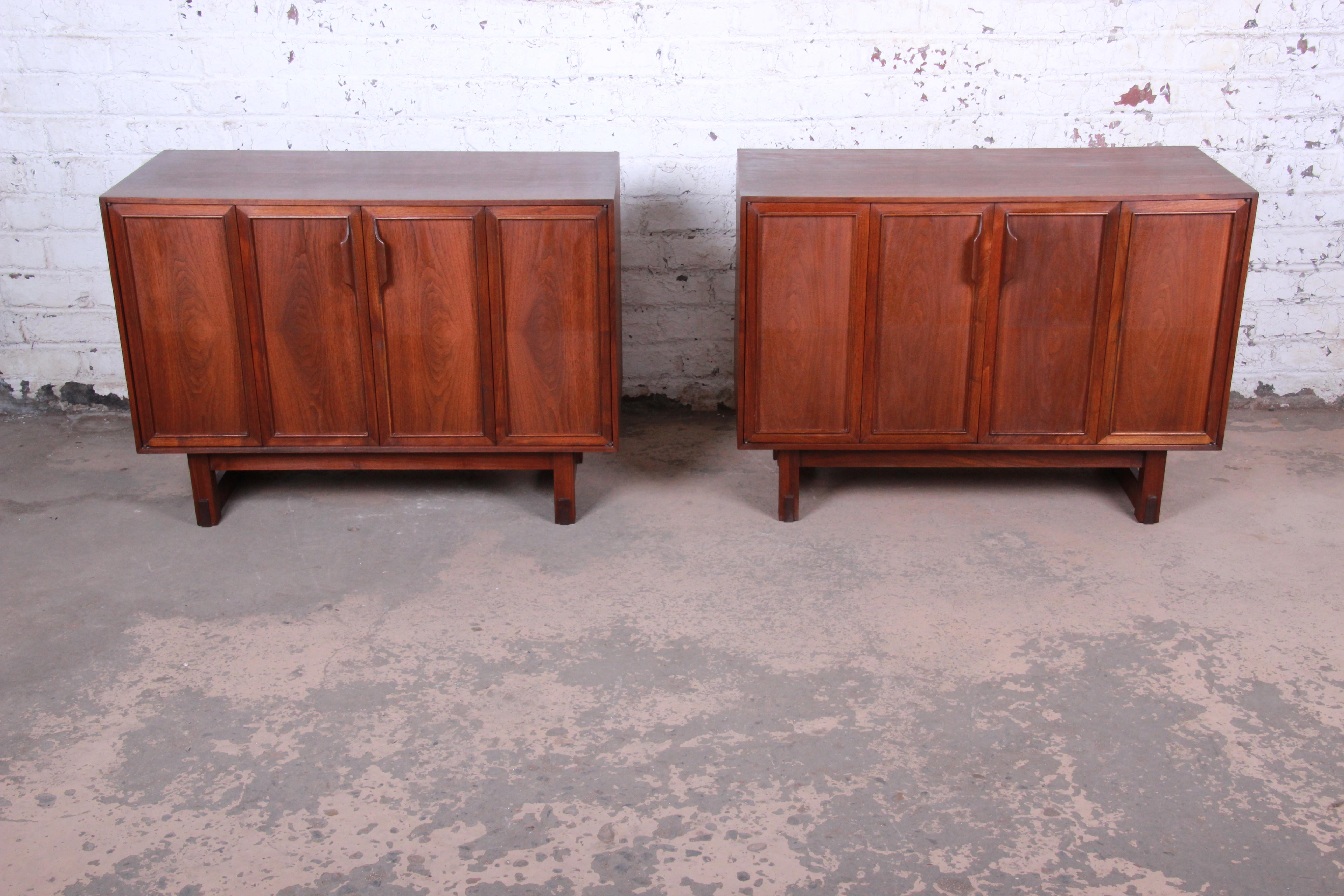 A sleek pair of Mid-Century Modern walnut credenzas or oversized nightstands

Designed by Lawrence Peabody for Richardson Nemschoff

USA, 1960s

Bookmatched walnut and sculpted solid walnut handles and legs

Measures: 41.63