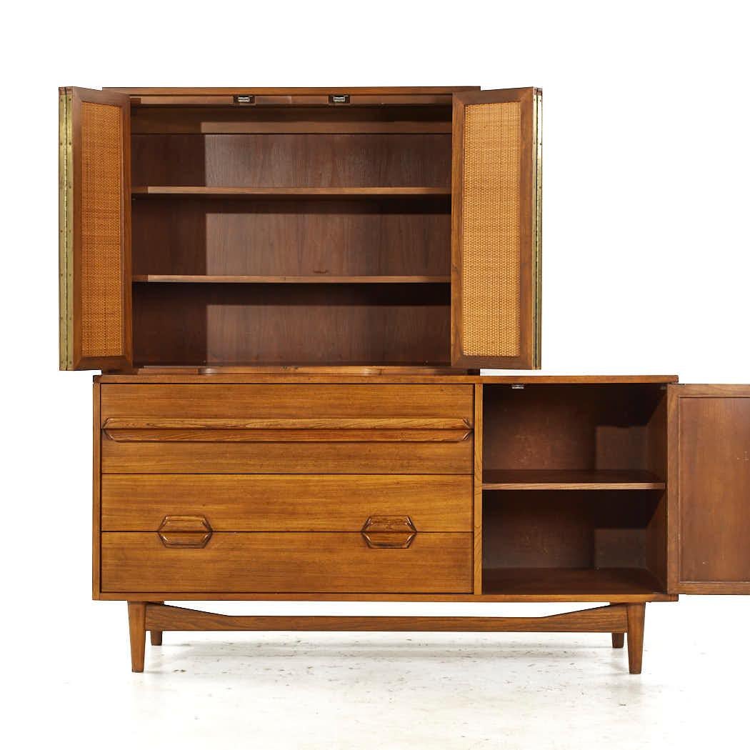 Lawrence Peabody Buffet in noce e canna di metà secolo con convitto in vendita 2