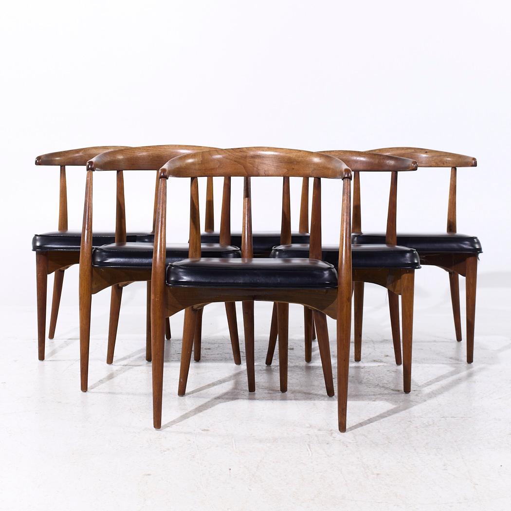 Sedie da pranzo in legno di noce Lawrence Peabody - Set di 6

Ogni sedia senza braccioli misura: 19,75 larghezza x 21 profondità x 29,75 altezza, con un'altezza della seduta di 17,25 pollici.
Ogni sedia da capitano misura: 21 di larghezza x 21 di