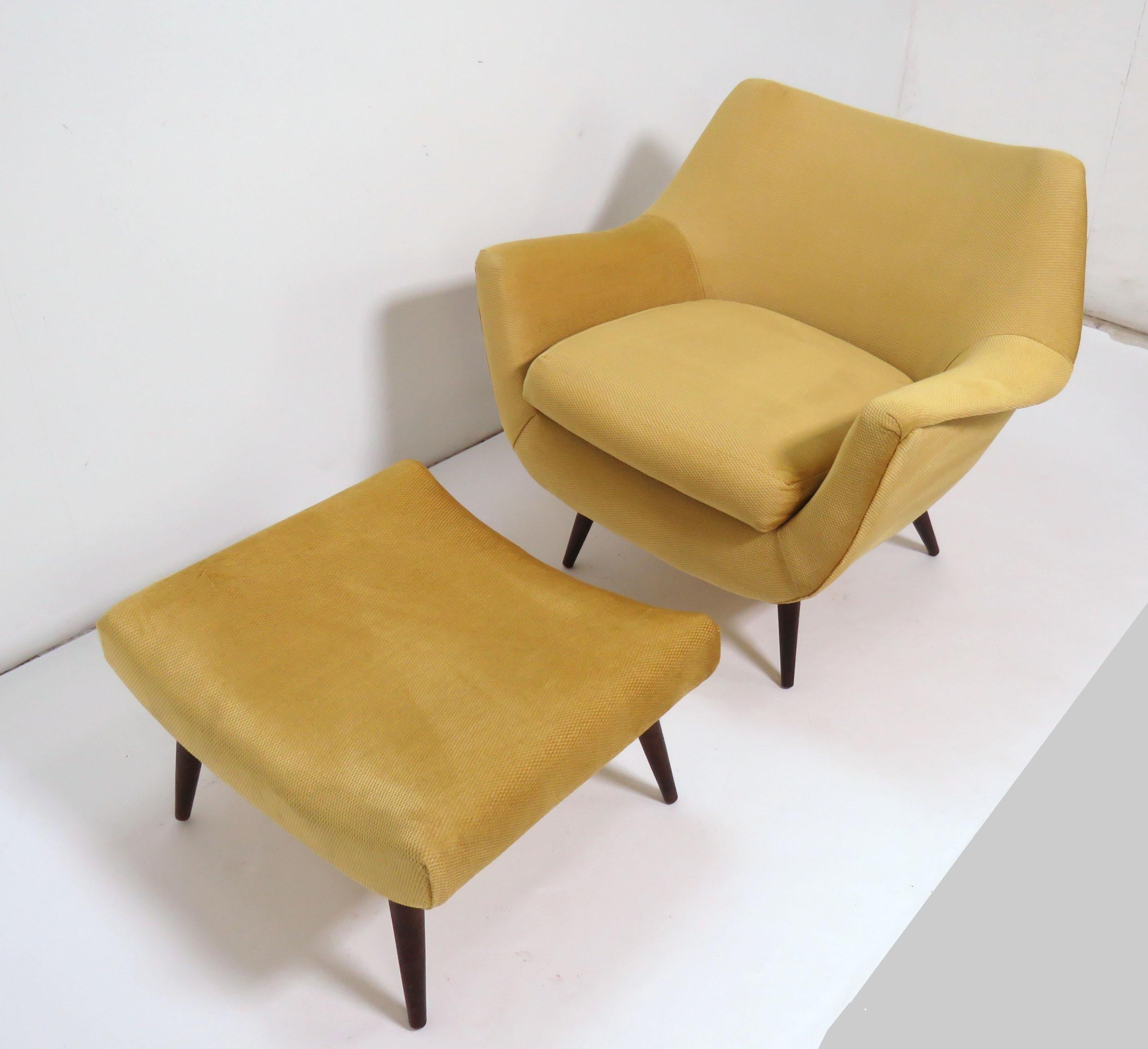 Mid-Century Modern lounge chair and ottoman with voluptuous lines, designed by Lawrence Peabody for the Holiday collection, Selig, circa 1950s. 

Chair measures 35