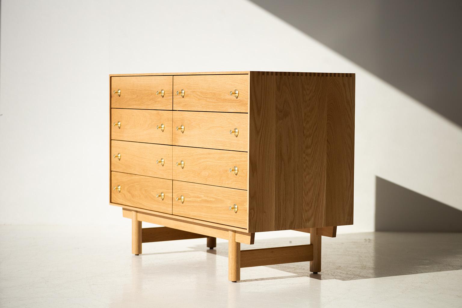 designer: Lawrence Peabody

Manufacturer: Craft Associates® Furniture
Period/Model: Mid Century Modern
Specs: Oak, Brass


dimensions 

H: 30.5