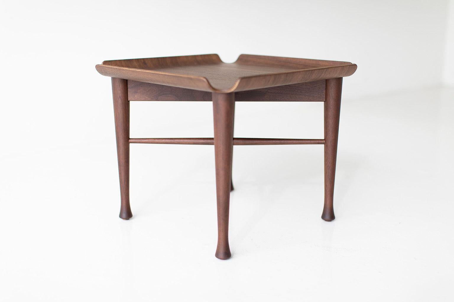 Lawrence Peabody: Beistelltisch aus Nussbaumholz für Craft Associates Furniture (Moderne) im Angebot