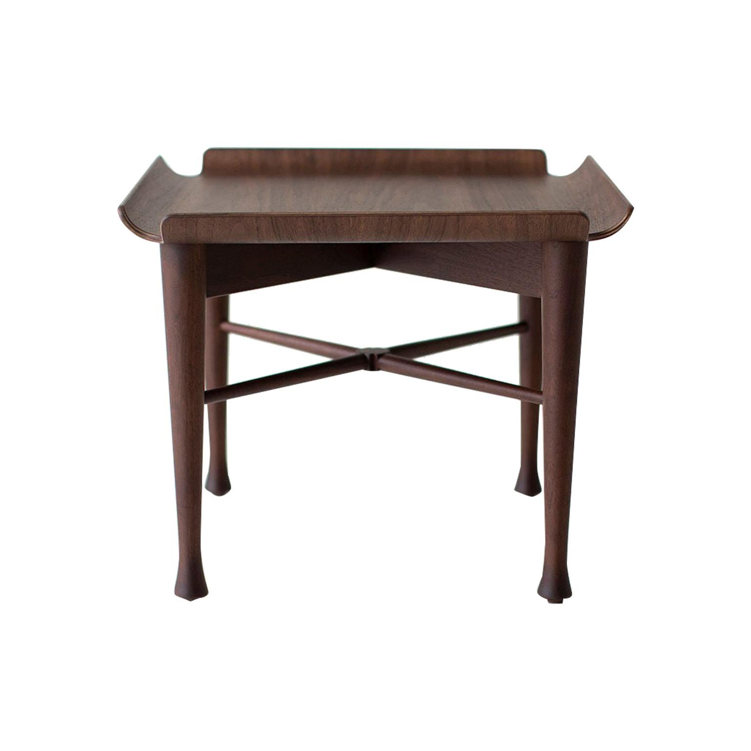 Mesa auxiliar Lawrence Peabody de nogal para muebles Craft Associates