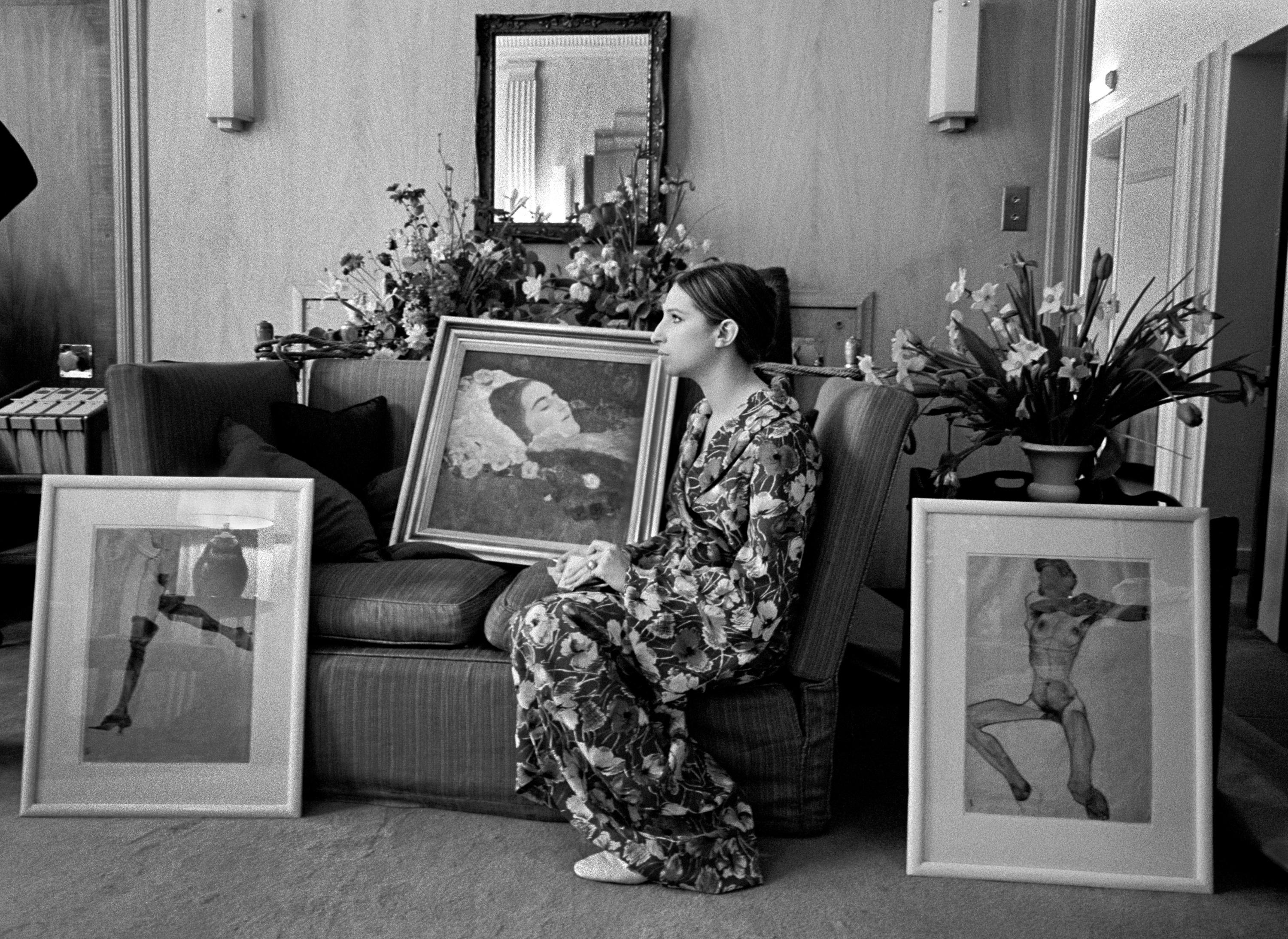 Barbara Streisand, 1969" par le photographe américain Lawrence Schiller. Pigment numérique, Ed. 10/35. Image : 13.75 x 19 in. / Papier : 16 x 20 in. Cette photographie en noir et blanc montre Barbara Streisand de profil, assise à côté d'un tableau