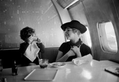 Barbra Streisand e Jason Gould in viaggio verso Londra, 1969 di Lawrence Schiller