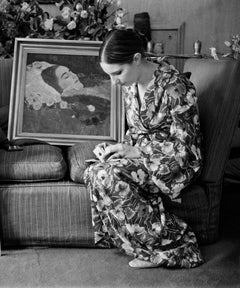 Barbra Streisand con un quadro di Gustav Klimt, 1969 di Lawrence Schiller
