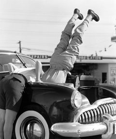 Con la cabeza en el trabajo, 1956 por Lawrence Schiller - Coche antiguo - Revista Life