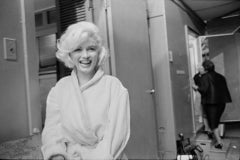 Marilyn in ihrem Ankleidezimmer, 1962 von Lawrence Schiller - Vintage Photography