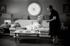 Marilyn in ihrem Ankleidezimmer mit Paula Strasberg, 1962 von Lawrence Schiller