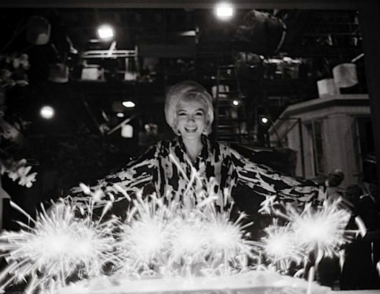 Figurative Photograph Lawrence Schiller - Cache-cadeau de anniversaire Marilyn Monroe