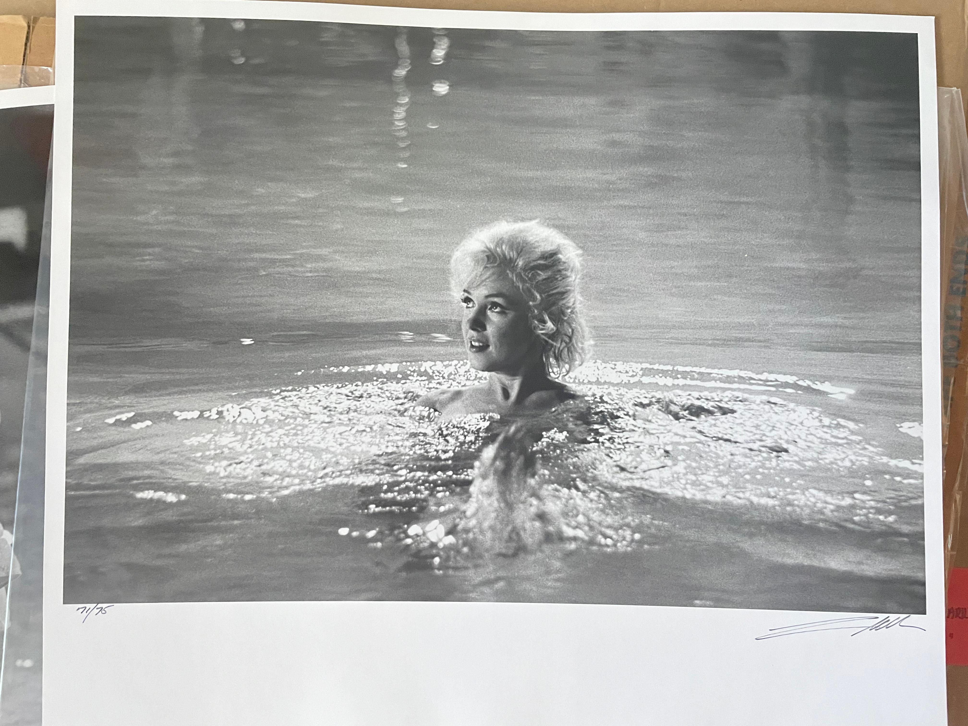 Marilyn Monroe en POOL, Somethings Got To Give, (Noir et Blanc) - Photograph de Lawrence Schiller