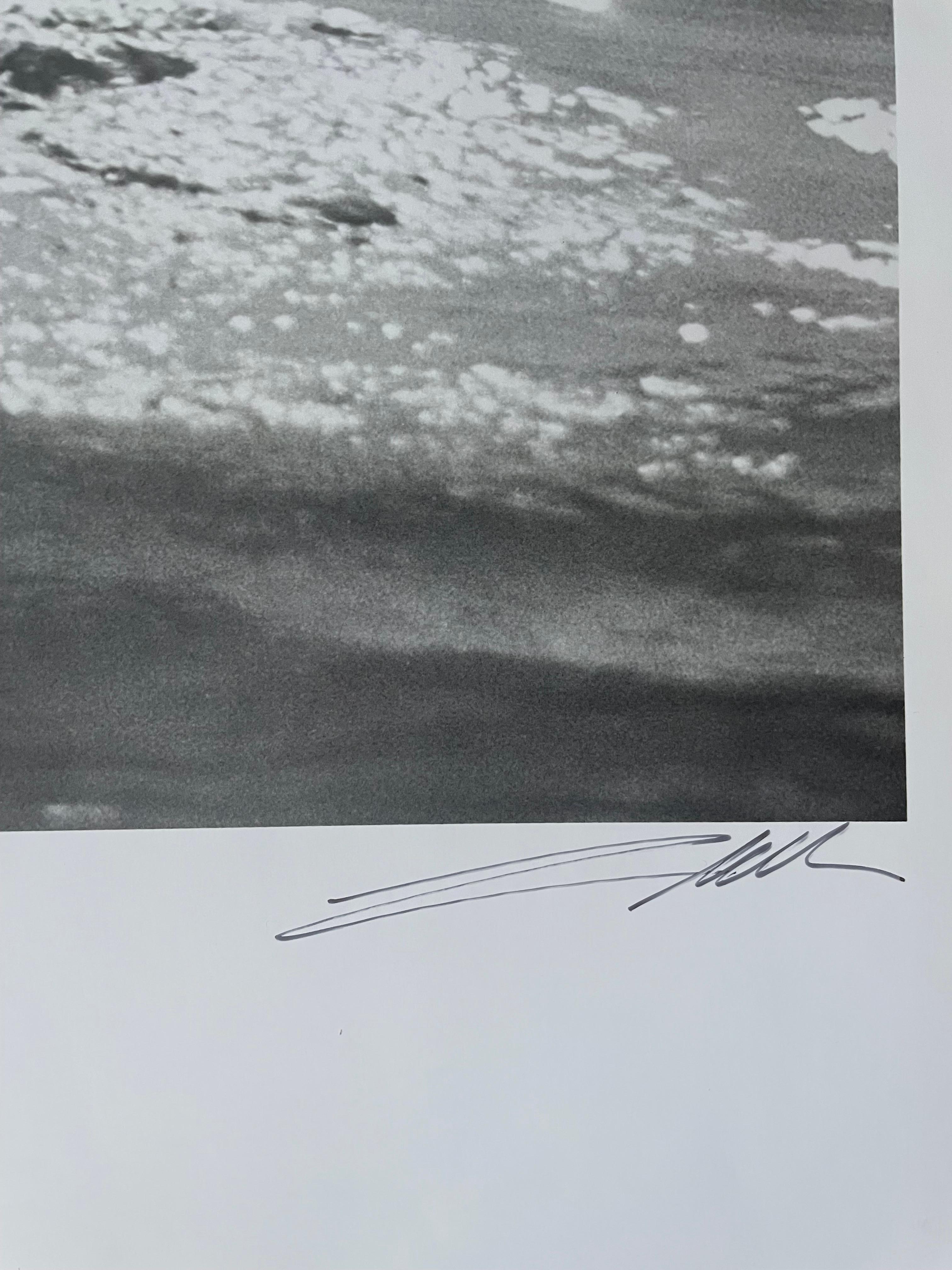 Marilyn Monroe en POOL, Somethings Got To Give, (Noir et Blanc) - Contemporain Photograph par Lawrence Schiller