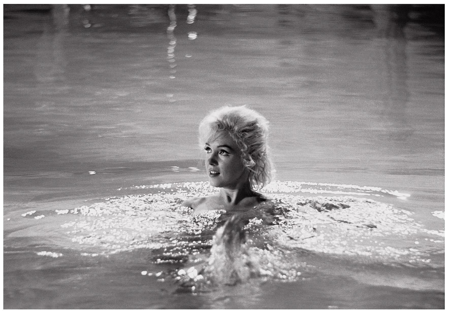 Portrait Photograph Lawrence Schiller - Marilyn Monroe en POOL, Somethings Got To Give, (Noir et Blanc)
